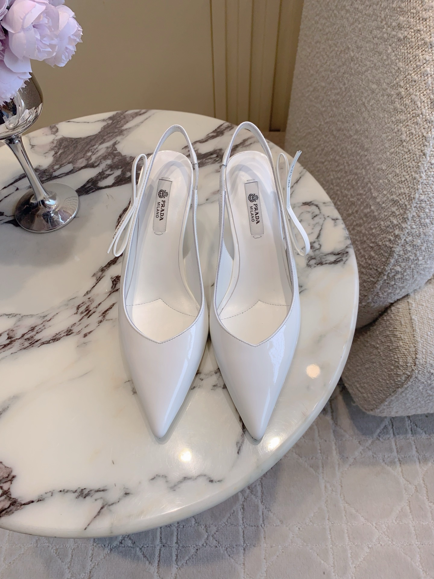 NO:710933,Prad* new pointed toe back hollow high heels, classic and versatile style, gentle and intellectual style, comfortable and easy to wear, calfskin upper, sheepskin lining, heel height 7cm, Italian leather outsole, size 35-39 (34 40 41 customized), high heels and sandals, prada, sandals, high heels, cowhide, sheepskin, Leather soles19860909Prad*新款尖头后空高跟鞋 经典百搭款 温柔知性风 舒适好穿 鞋面小牛皮 内里垫脚羊皮 跟高7cm 意大利真皮大底 尺码35-39（34 40 41定做）,高跟鞋凉鞋,prada,sandals,high heels,cowhide,sheepskin,Leather soles,Women's Shoes