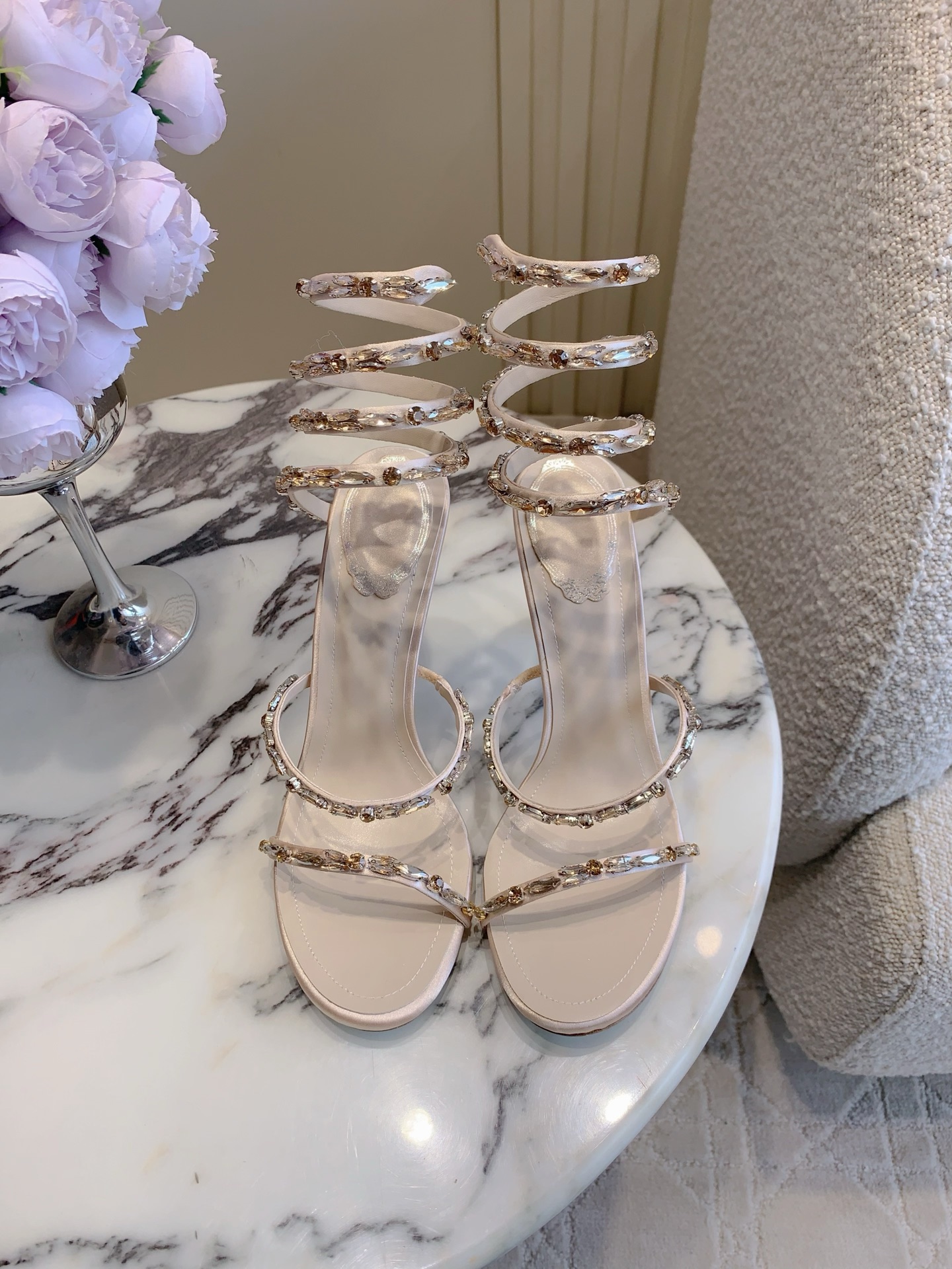 NO:787554,Ren* Caovill* new snake-shaped rhinestone high-heeled sandals. The ever-fairy snake-shaped strap wraps around the ankle. Exquisite and sparkling, showing unique details and dazzling marks~~ Silk diamond upper, sheepskin lining, Italian genuine leather outsole, heel height 9.5cm, size 35-39 (34 40 41 42 43 customized), high heels, sandals, high heels, sheepskin, real silk, Leather soles19860909Ren* Caovill*新款蛇形水钻高跟凉鞋 永远仙气十足的蛇形带环绕脚踝 精致闪耀 展现独特的细节与耀眼的印记～～ 鞋面真丝闪钻 内里垫脚羊皮 意大利真皮大底 跟高9.5cm  尺码35-39（34 40 41 42 43定做）,高跟鞋,sandals,high heels,sheepskin,real silk,Leather soles,Women's Shoes