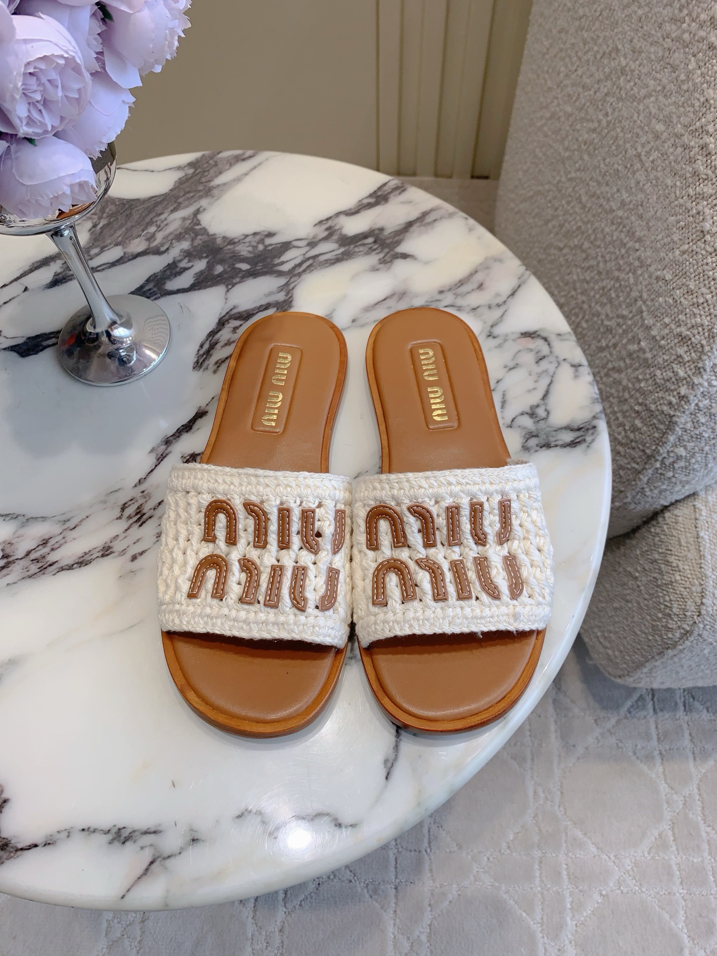 NO:817483,miu's new woven monogram flat slippers, casual and versatile, hand-knitted craftsmanship, lazy and old-money style, full of comfort, lazy slippers, a must-have item, large logo embellishment, full of sophistication, Italian leather outsole, size 35-39 (40 custom-made), slippers, miumiu, slippers, Leather soles19860909miu新款编织字母平底拖鞋 休闲百搭款 手工针织工艺慵懒松弛老钱风 舒适感满满的懒人拖 必备单品 大logo点缀尽显精致感 意大利真皮大底 尺码35-39（40定做）,拖鞋,miumiu,slippers,Leather soles,Women's Shoes
