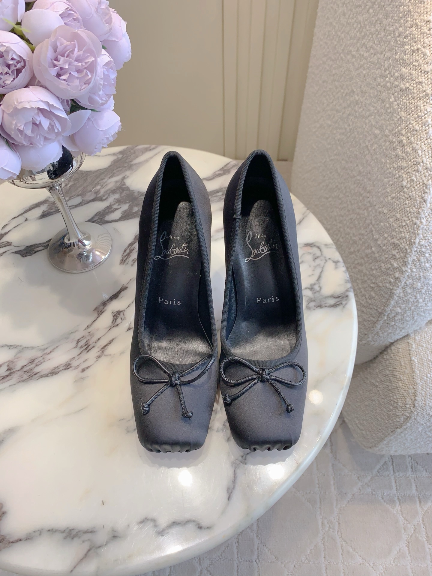 NO:787593,Christian Loubouti* new ballet high-heeled shoes. Ballet high-heeled shoes simply subvert the perception of sisters. The upper feet are simply like the fairy herself, okay♀ The classic bow hand-kneaded pleat design on the toe box is so beautiful that the upper feet are so beautiful that they are speechless. Which girl wouldn't be tempted? Silk upper, sheepskin lining, original imported AR1 top-grade leather outsole, heel height 9.5cm  Size 35-39 (34.40.41.42.43 customized), high heels, high heels, sheepskin, real silk, Leather soles19860909Christian Loubouti* 新款芭蕾高跟鞋 芭蕾高跟鞋简直颠覆认知姐妹们 上脚简直就是仙女本人好吗♀ 鞋头经典蝴蝶结手工捏褶设计 上脚美到失语那种 又有哪个女孩子不心动呢 鞋面真丝 内里垫脚羊皮 原版进口AR1顶级真皮大底 跟高9.5cm 尺码35-39（34.40.41.42.43定做）,高跟鞋,high heels,sheepskin,real silk,Leather soles,Women's Shoes