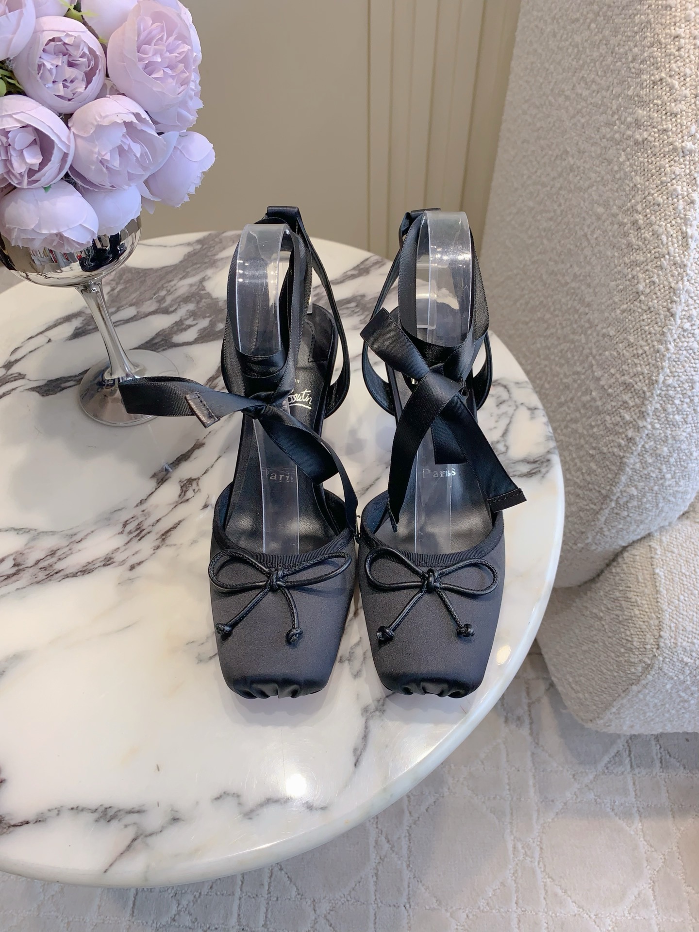 NO:787600,Christian Loubouti* new ballet high-heeled shoes. Ballet high-heeled shoes simply subvert the perception of sisters. The upper feet are simply like the fairy herself, okay♀ The classic bow on the toe is hand-kneaded and pleated. The ribbon wraps around the ankle. The upper feet are so beautiful that they are speechless. What girl wouldn't be tempted? Silk upper, sheepskin lining, original imported AR1 top-grade leather outsole, heel height 6cm  Size 35-39 (34.40.41.42.43 customized), high heels, high heels, sheepskin, real silk, Leather soles19860909Christian Loubouti* 新款芭蕾高跟鞋 芭蕾高跟鞋简直颠覆认知姐妹们 上脚简直就是仙女本人好吗♀ 鞋头经典蝴蝶结手工捏褶设计 丝带缠绕脚踝 上脚美到失语那种 又有哪个女孩子不心动呢 鞋面真丝 内里垫脚羊皮 原版进口AR1顶级真皮大底 跟高6cm 尺码35-39（34.40.41.42.43定做）,高跟鞋,high heels,sheepskin,real silk,Leather soles,Women's Shoes