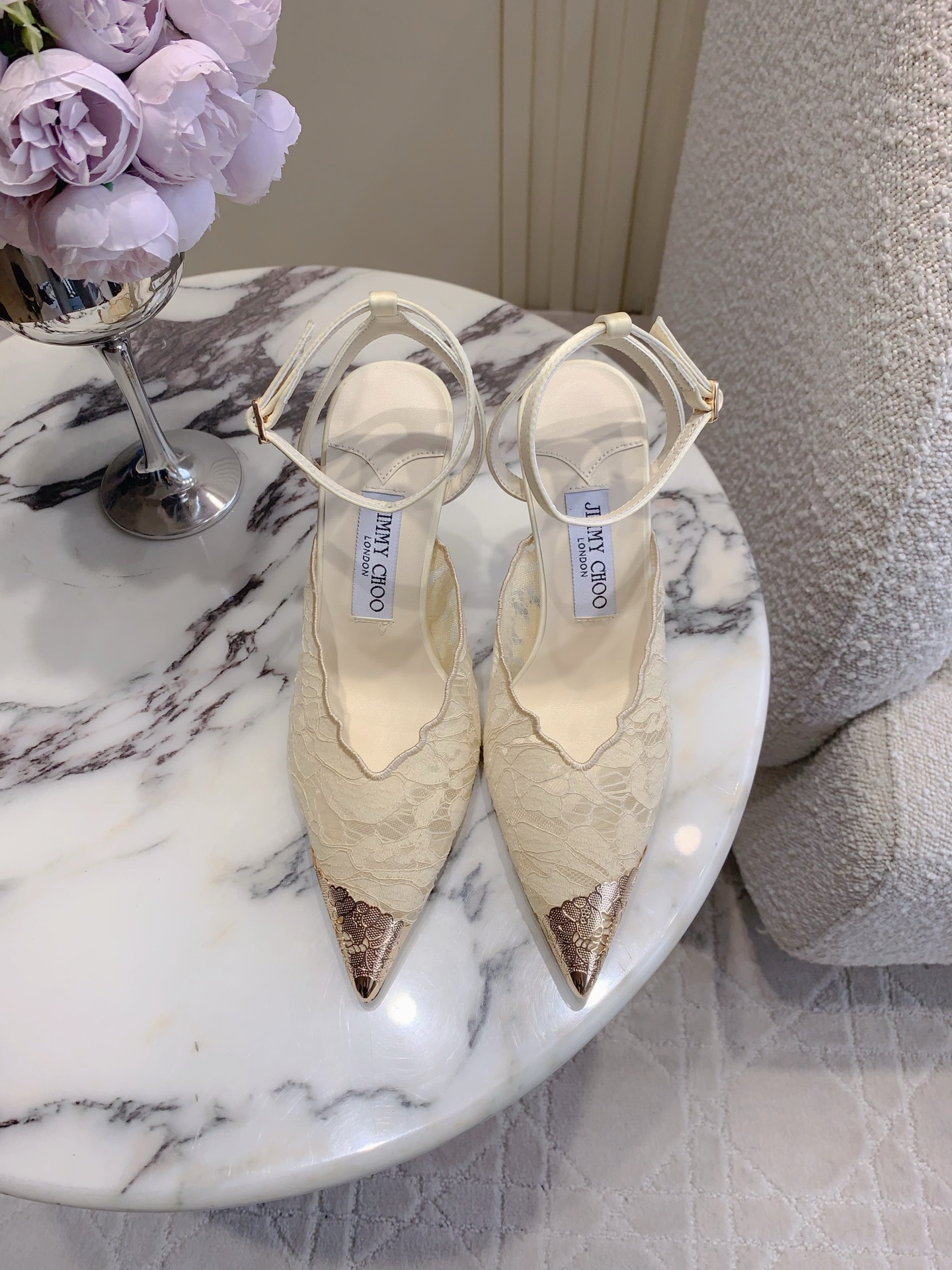 NO:760044,JimmyCho*'s new pointed-toe lace back hollow high-heeled shoes are elegant at first sight. The gilt craftsmanship on the toe adds a touch of luxury. The soft curved heel with elegant pointed toe has a unique modern fashion sense. It is full of goddess style. It exudes exquisite charm and makes people fall in love at first sight. Imported lace upper, sheepskin for foot pads, Italian genuine leather outsole, heel height 8cm, size 35-39 (custom-made for 40), high-heeled sandals, jimmy choo, sandals, high  heels,sheepskin,leather soles19860909JimmyCho*新款尖头蕾丝后空高跟鞋 一眼就沦陷的优雅 鞋头的鎏金工艺更是添上一丝华丽贵气  柔和弧形鞋跟搭配优雅尖头,别具摩登时尚感 女神范十足 散发精致魅力,令人一见倾心 鞋面进口蕾丝 垫脚羊皮 意大利真皮大底 跟高8cm 尺码35-39（40定做）,高跟鞋凉鞋,jimmy choo,sandals,high heels,sheepskin,Leather soles,Women's Shoes