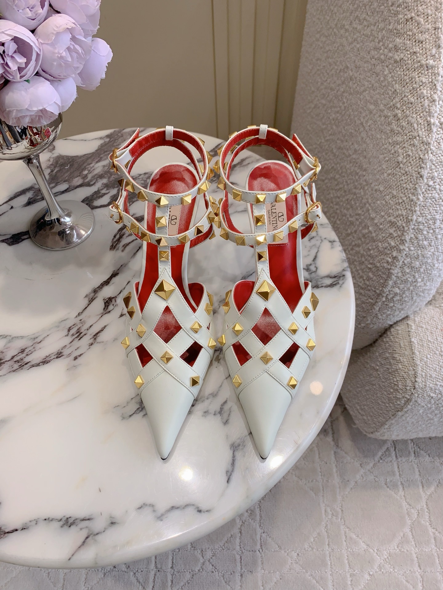 NO:817491,VALENTIN's latest rivet shoes. The classic rivet design is very atmospheric on the feet. Sexy and long legs. Versatile items. Upper leather ZP molded rivets. Lining sheepskin. Italian leather outsole. Heel height. Flat bottom/5.5cm/7.5cm. Size 35-39 (40 41 42 customized), sandals, valentino, sandals, cowhide, sheepskin, Leather soles.19860909VALENTIN*新款铆钉鞋 经典铆钉设计上脚非常大气 性感显腿长 百搭单品 鞋面牛皮 ZP开模铆钉 内里垫脚羊皮 意大利真皮大底 跟高 平底/5.5cm/7.5cm 尺码35-39（40 41 42定做）,凉鞋单鞋,valentino,sandals,cowhide,sheepskin,Leather soles,Women's Shoes
