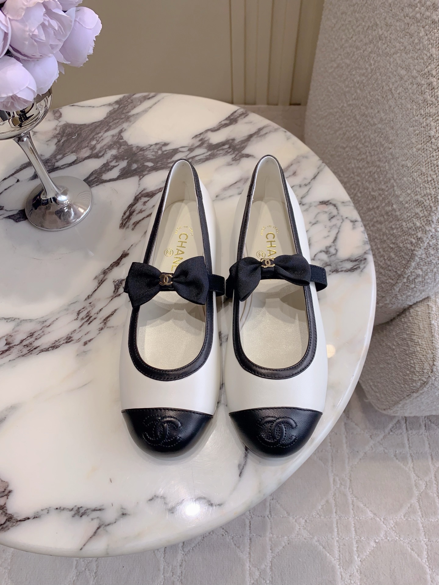 NO:901449,CHANE*'s new Mary Jane shoes. Chanel's high-end sense always impresses people. It looks like a simple style, but it is inexplicably high-end on the feet. Absolutely girly, comfortable and easy to wear. Lambskin/tweed upper, sheepskin lining, Italian genuine leather outsole, size 35-39 (40 41 custom-made), Mary Jane, chanel, chanel, mary jane, sheepskin, Leather soles19860909CHANE*新款玛丽珍单鞋 香家高级感这块总让人大写的服气 看起来简单的款式 但上脚就莫名很高级 绝对的少女感 舒适好穿 鞋面小羊皮/粗花呢 内里垫脚羊皮 意大利真皮大底 尺码35-39（40 41定做）,玛丽珍,chanel,chanel,mary jane,sheepskin,Leather soles,Women's Shoes