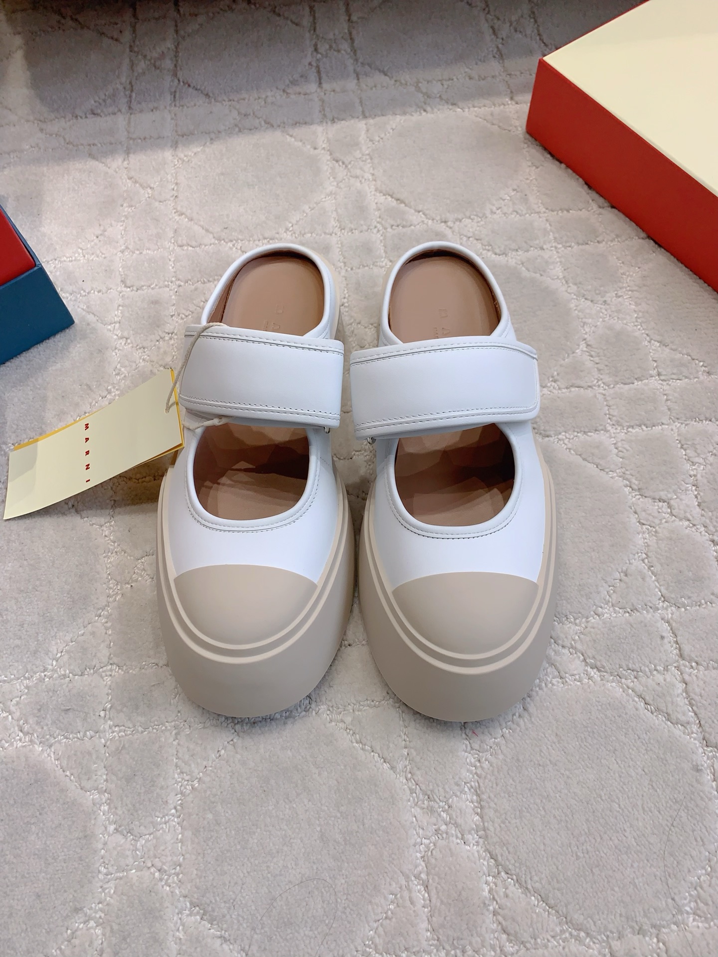 NO:817501,Marn*'s classic thick-soled big-toe shoes, a fashionable must-have item, an irresistible pair of big-toe shoes. Pablo is the most recognizable Marn* shoe, an invincible and versatile white shoe!  If you are tired of regular white shoes, I recommend you to buy a pair of different style thick-soled big-toe shoes. The unique sole shape, upper curvature and hollow design can really stretch the lines of the legs, and the upper feet are cute and cute~ After a development test board, I spent 20,000 to open the sole grinding tool alone. The washing process of the upper canvas has an amazing texture. Paris International Fashion Week catwalk style, all Internet celebrities are wearing it. Upper calfskin/denim  The inner lining is made of cowhide and the original molded outsole [4.5cm increased height outsole] is not bulky, very light and soft, and is comfortable on the feet!  Size 35-39 (34 40 41 customized), Mary Jane, marni, mary jane, cowhide19860909Marn*经典款厚底大头鞋 时髦精必备单品 让人无法抗拒的一双大头鞋 pablo是Marn*鞋子最具辨识度的 这款宇宙无敌百搭小白鞋！常规小白鞋看腻了,推荐入手一双不一样洋气厚底大头鞋, 独特的鞋底造型和鞋面曲度及镂空设计, 真的很能拉伸腿部线条感,上脚萌蠢萌蠢 敲可爱~ 一通开发试板,花了2w单独开鞋底磨具 鞋面帆布用的水洗工艺,纹理感绝了 巴黎国际时装周走秀款,各网红明星都穿它  鞋面小牛皮/牛仔布 内里垫脚牛皮 原版开模大底【4.5cm增高大底】并不笨重很轻很软,上脚舒 适！尺码35-39（34 40 41定做）,玛丽珍,marni,mary jane,cowhide,Women's Shoes