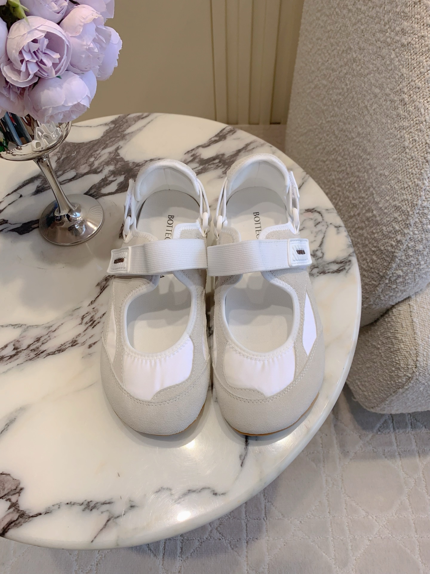 NO:816535,Bottega Venet's latest casual Mary Jane shoes. The color scheme is so beautiful that it makes you feel relaxed. Casual and comfortable, yet with exquisite design. It can be easily worn in any outfit. yyds Size 35-39 (customized in 40), Mary Jane, bottega veneta, mary jane19860909Bottega Venet*新款休闲玛丽珍鞋 配色美到心坎上了 松弛感拉满 休闲舒适又不乏设计的精雕细琢 任何穿搭都能轻松驾驭 yyds 尺码35-39（40定做）,玛丽珍,bottega veneta,mary jane,Women's Shoes