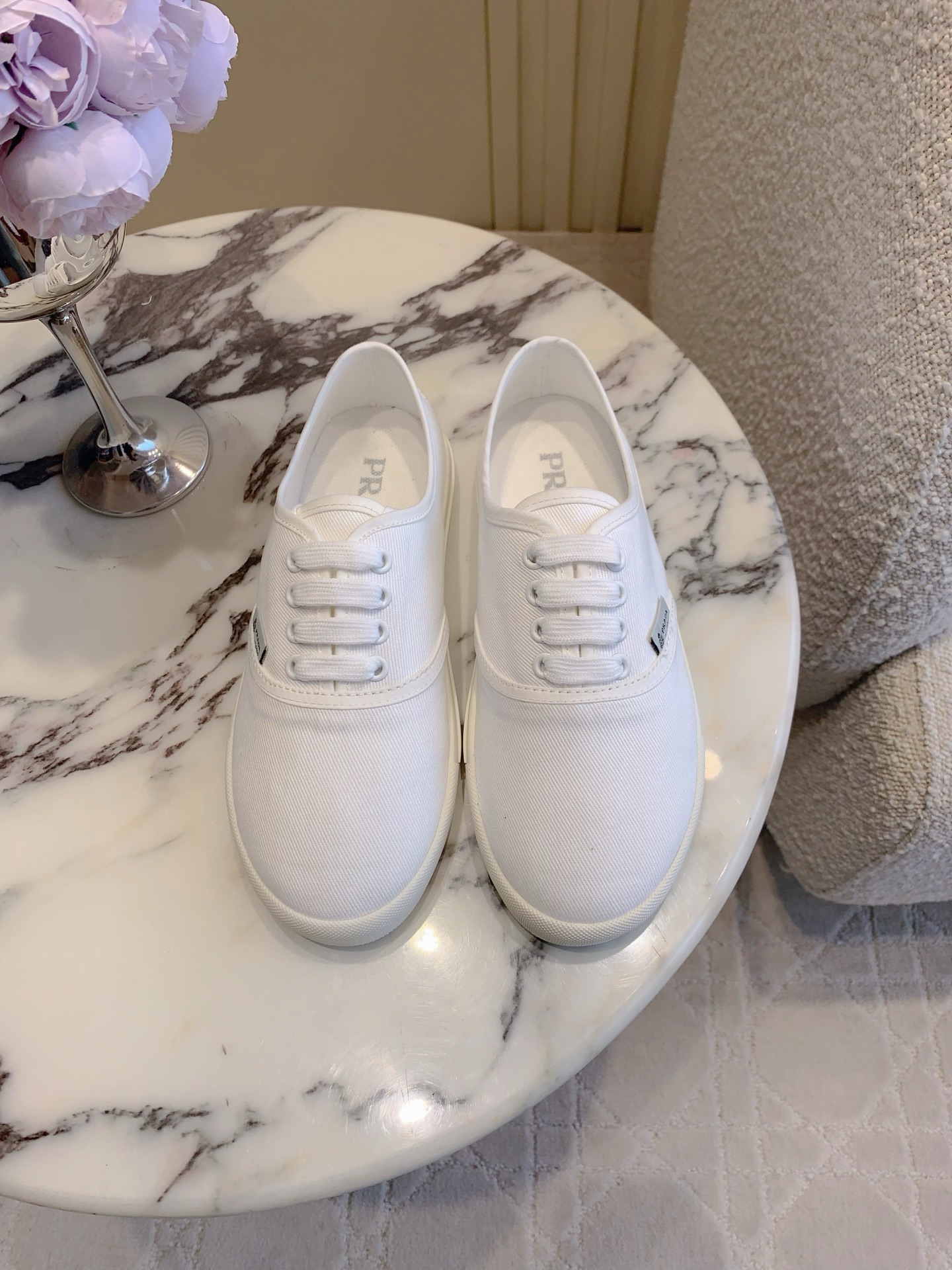 NO:749143,Prad* new canvas casual moral training shoes are soft and comfortable on the feet, and the flat-soled design is not tiring for daily walking. Fashionable online; the key is that the foot feels unparalleled and comfortable. Sizes 35-39 (customized in 40), casual shoes/sports shoes, prada, sneakers19860909Prad*新款帆布休闲德训鞋 上脚软和舒适,平底设计日常走路也不累.时髦在线；关键脚感无敌舒适哈 尺码35-39（40定做）,休闲鞋/运动鞋,prada,sneakers,Women's Shoes