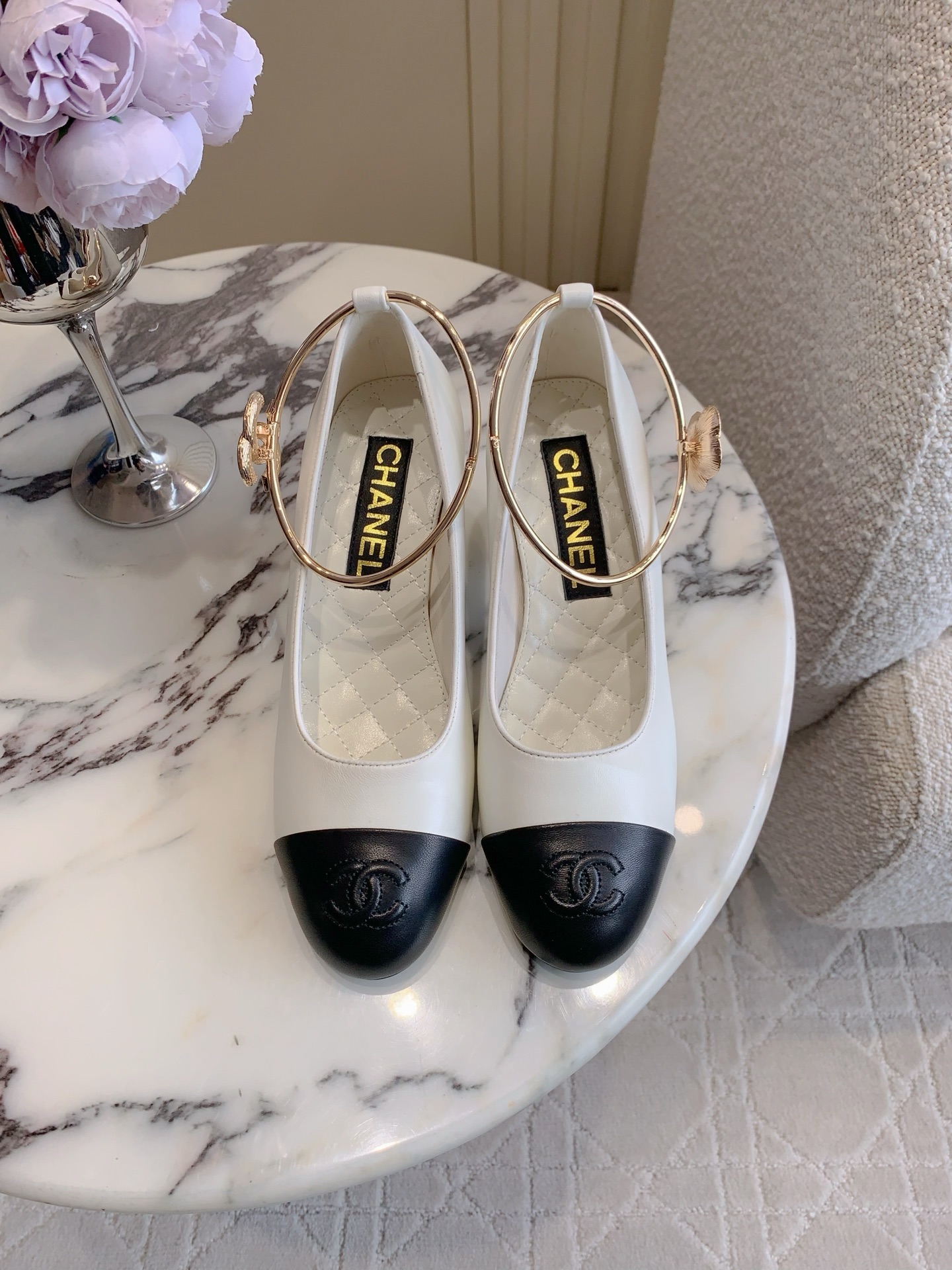 NO:747056,CHANE* catwalk new pearl ball heel series. Chanel’s high-end sense always impresses people. It looks like a simple style, but it is inexplicably high-end on the feet. Absolutely girly feeling. Comfortable and easy to wear. Lambskin upper, sheepskin for feet, Italian genuine leather outsole. Heel height 5cm. Size 35-39 (40 41 42 customized), sandals, chanel, chanel, sandals, sheepskin, Leather soles19860909CHANE*走秀新款珍珠球跟系列 香家高级感这块总让人大写的服气 看起来简单的款式 但上脚就莫名很高级 绝对的少女感 舒适好穿 鞋面小羊皮 垫脚羊皮 意大利真皮大底 跟高5cm 尺码35-39（40 41 42定做）,凉鞋,chanel,chanel,sandals,sheepskin,Leather soles,Women's Shoes