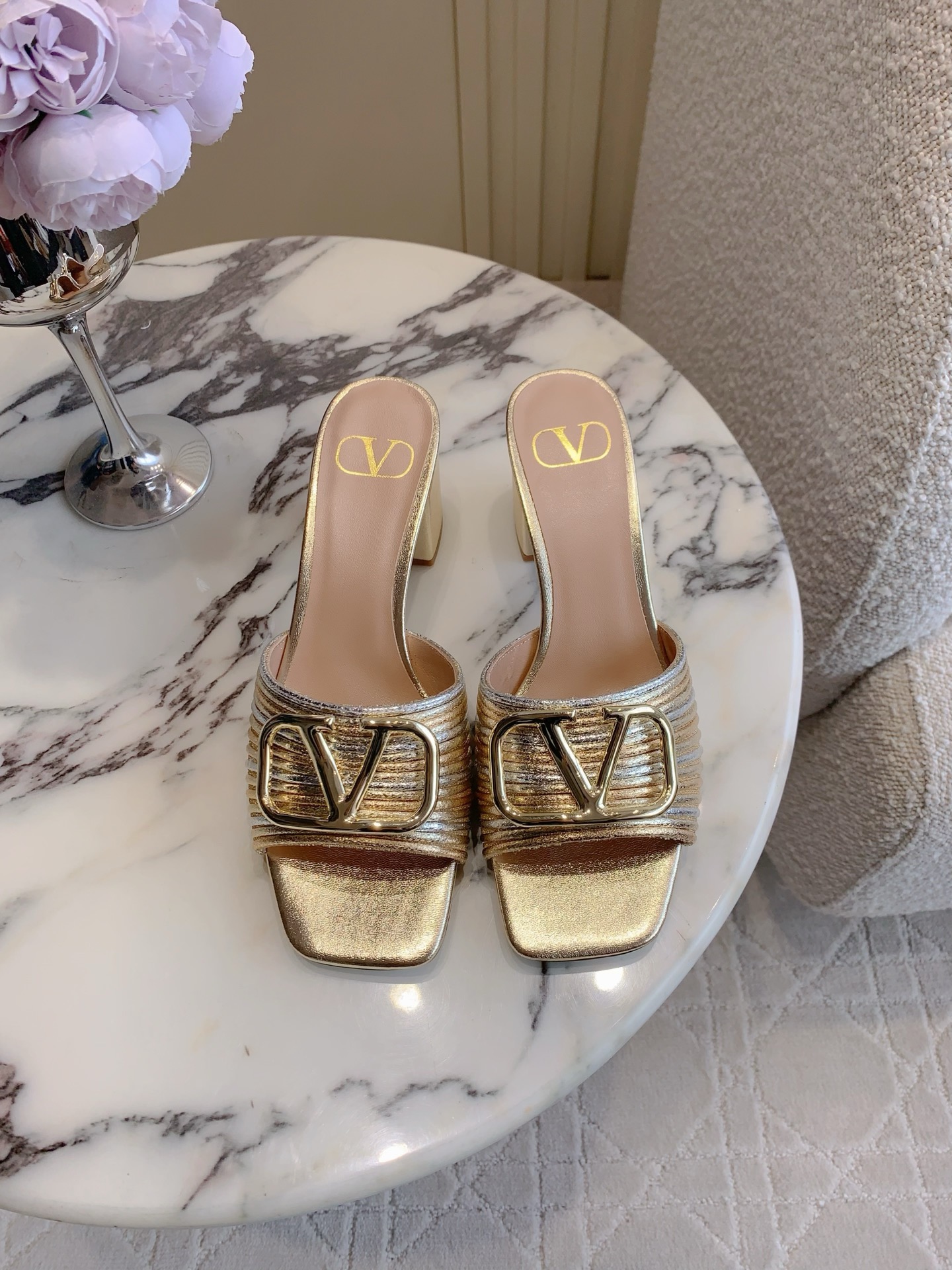 NO:747049,Slippers Sandals VALENTIN* new thin strap spliced high heels Exquisite and noble feeling Sweet and age-reducing It is a perfect match for sweetness and coolness. It can be salty or sweet. My dream shoes. Lambskin upper. Original molded hardware. Sheepskin lining. Heel height 6cm/7.5cm. Italian leather outsole. Size 35-39 (40 41)  42 customized),sandals,valentino,sandals,high heels,slippers,sheepskin,Leather soles19860909拖鞋 凉鞋 VALENTIN*新款细带拼接高跟鞋 精致贵气感 甜美又减龄 让人眼前一看 简直就是甜美酷酷的完美适配 可盐可甜 我的梦中情鞋 鞋面小羊皮 原版开模五金 内里垫脚羊皮 跟高6cm/7.5cm 意大利真皮大底 尺码35-39（40 41 42定做）,凉鞋,valentino,sandals,high heels,slippers,sheepskin,Leather soles,Women's Shoes