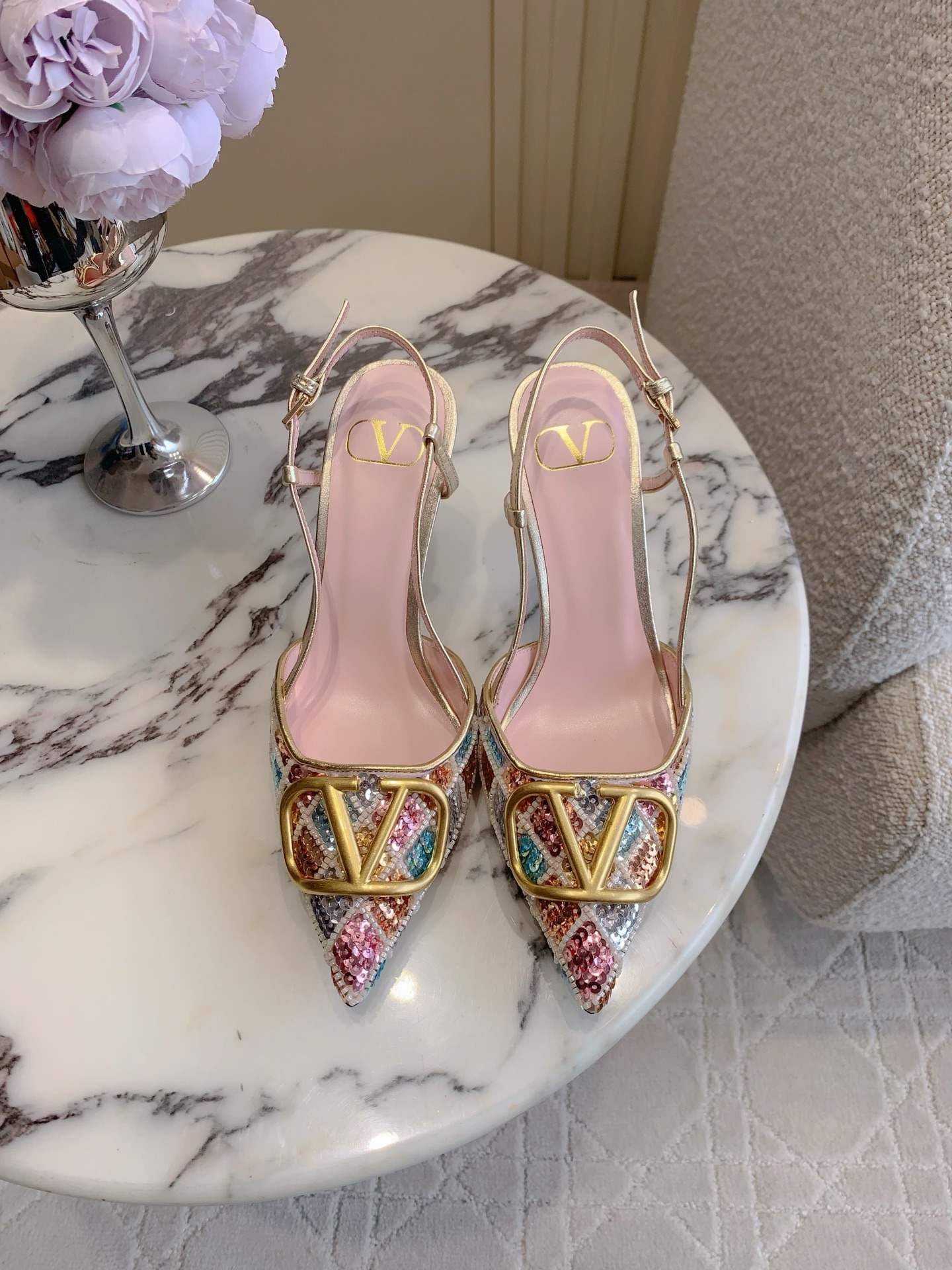 NO:747055,VALENTIN* new heavy-duty sequined high-heeled shoes. Exquisite and noble, sweet and age-reducing. It is a perfect match for sweetness and coolness. It can be salty or sweet. My dream shoes. Hand-sewn beads on the upper. Original molded hardware. Sheepskin lining. Heel height 7.5cm. Italian leather outsole. Size 35-39 (customized for 40 41 42), sandals, valentino, sandals, high  heels,sheepskin,leather soles19860909VALENTIN*新款重工亮片高跟鞋 精致贵气感 甜美又减龄 让人眼前一看 简直就是甜美酷酷的完美适配 可盐可甜 我的梦中情鞋 鞋面纯手工缝制珠片 原版开模五金 内里垫脚羊皮 跟高7.5cm 意大利真皮大底 尺码35-39（40 41 42定做）,凉鞋,valentino,sandals,high heels,sheepskin,Leather soles,Women's Shoes