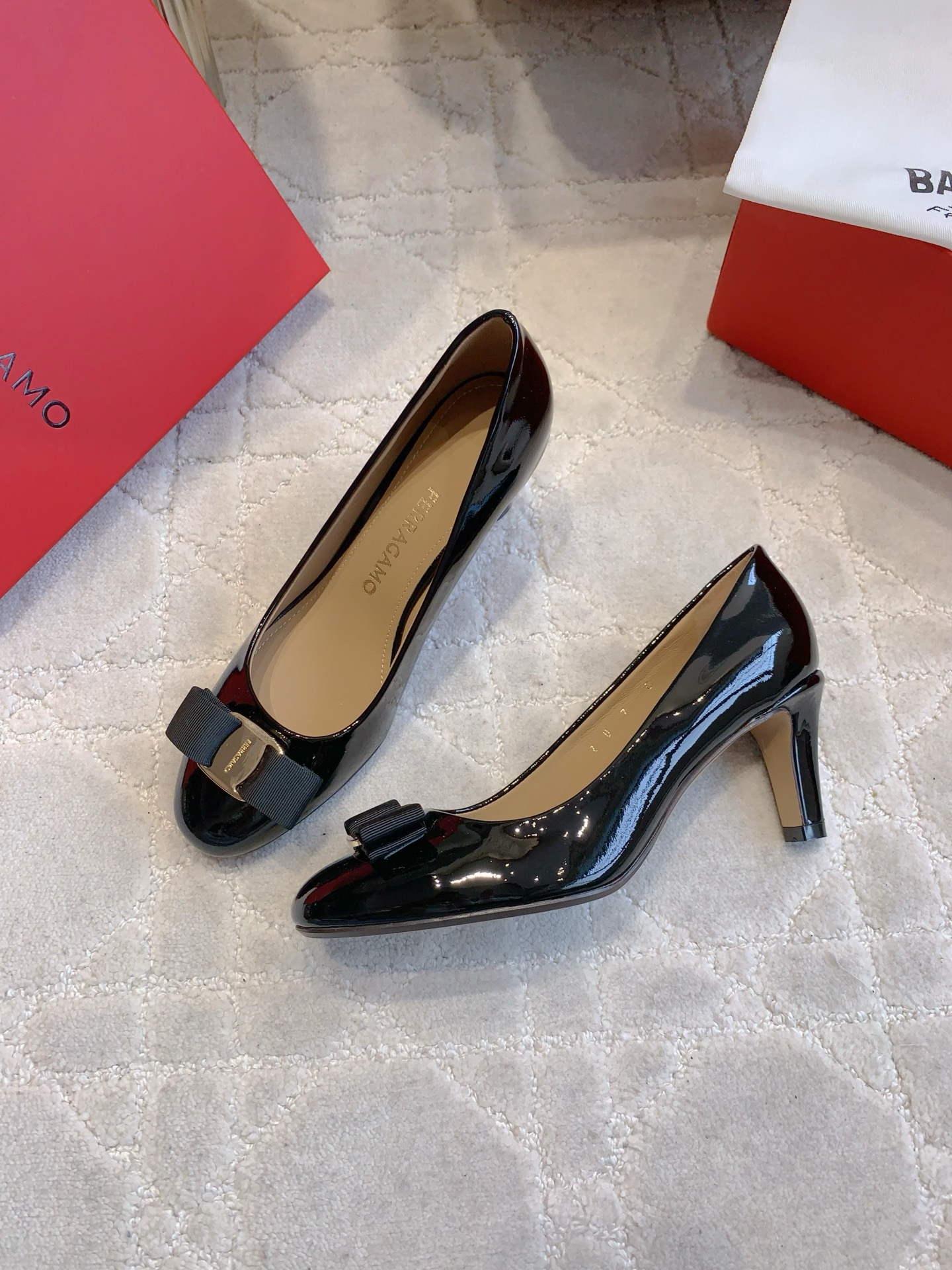 Ferragamo Salvatore Ferragam*SF新款蝴蝶结高跟鞋 简单的设计 集优雅与舒适度为一体 都可以体现出你的高贵典雅气质 版型非常修脚 上脚更美
