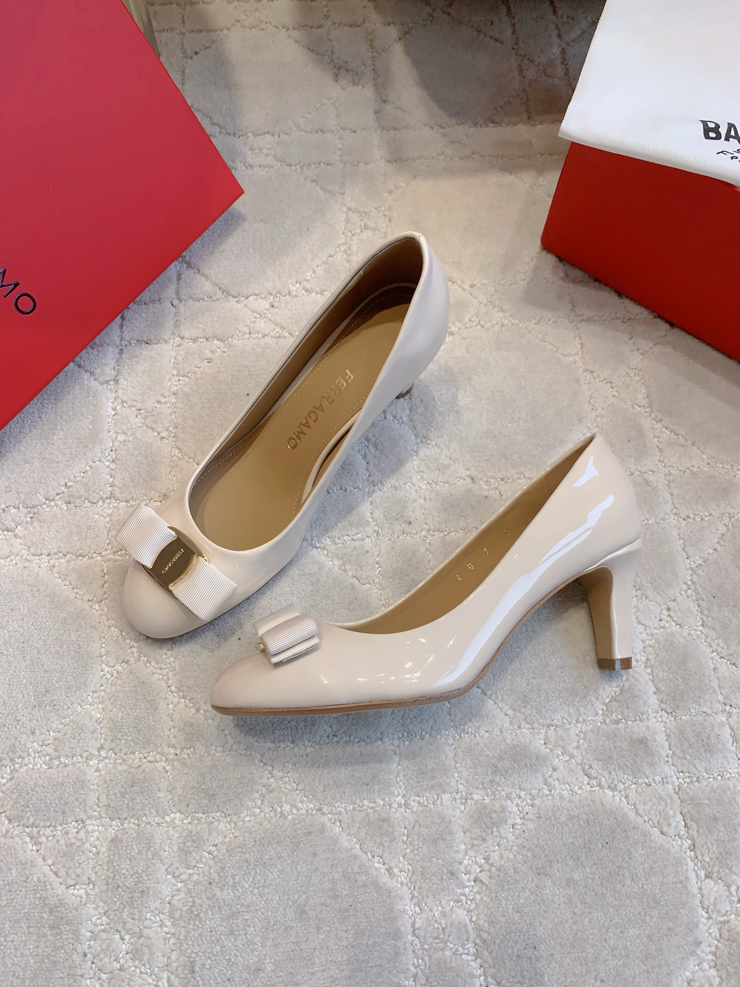 Ferragamo Salvatore Ferragam*SF新款蝴蝶结高跟鞋 简单的设计 集优雅与舒适度为一体 都可以体现出你的高贵典雅气质 版型非常修脚 上脚更美