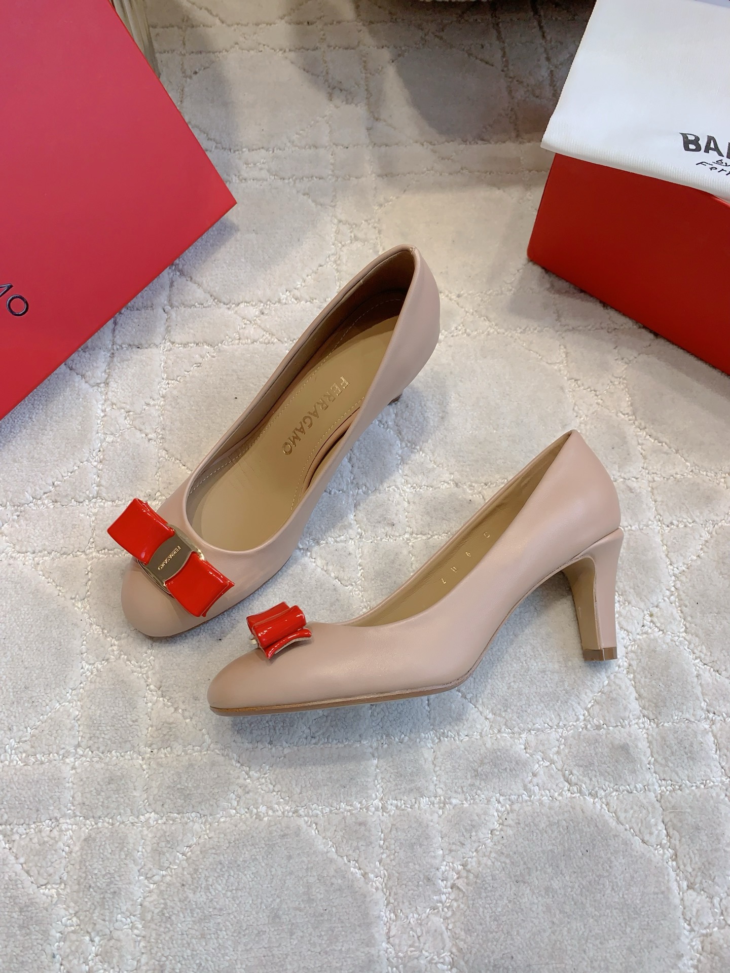 Ferragamo Salvatore Ferragam*SF新款蝴蝶结高跟鞋 简单的设计 集优雅与舒适度为一体 都可以体现出你的高贵典雅气质 版型非常修脚 上脚更美