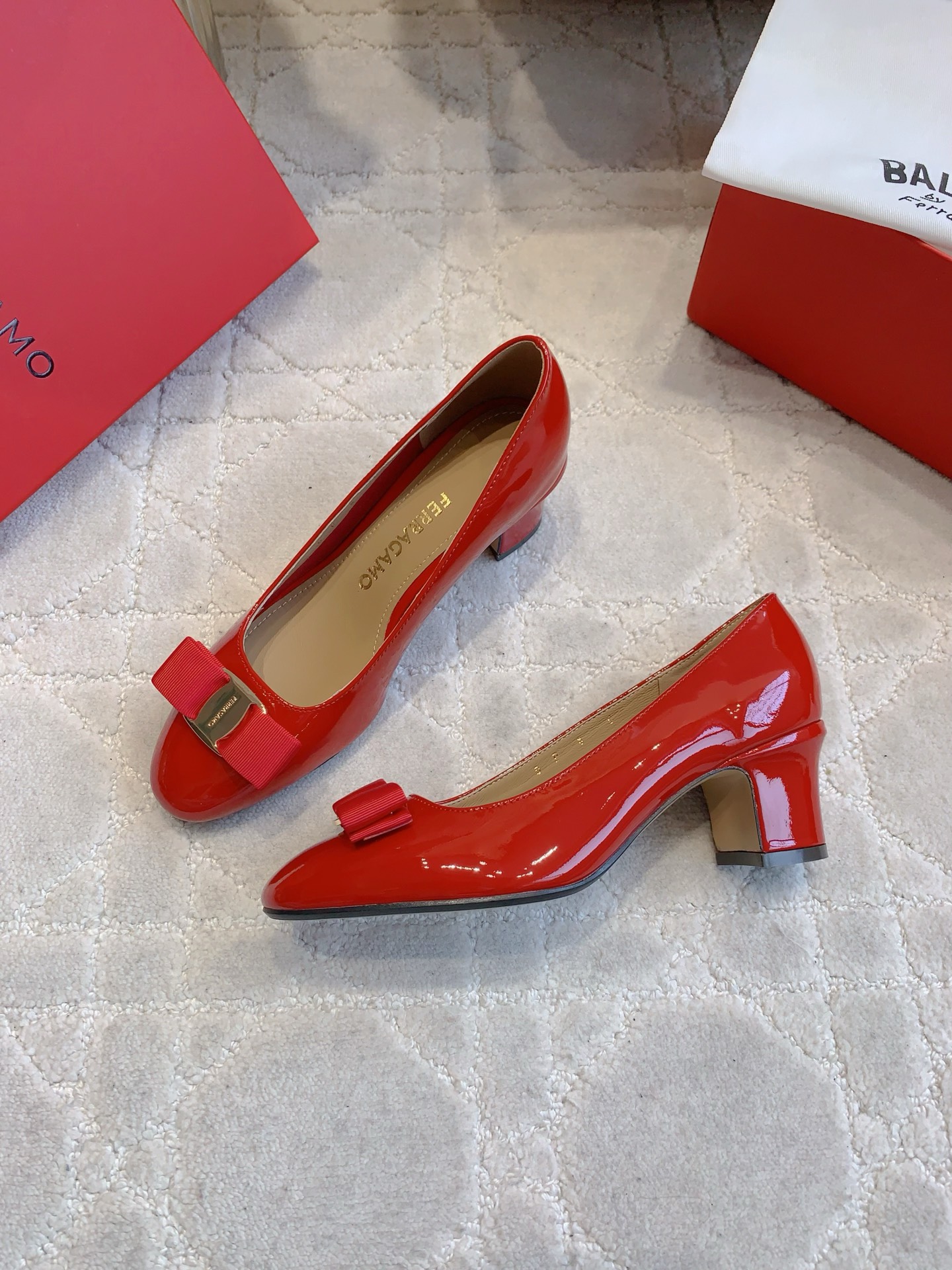 Ferragamo Salvatore Ferragam*SF新款蝴蝶结高跟鞋 简单的设计 集优雅与舒适度为一体 都可以体现出你的高贵典雅气质 版型非常修脚 上脚更美
