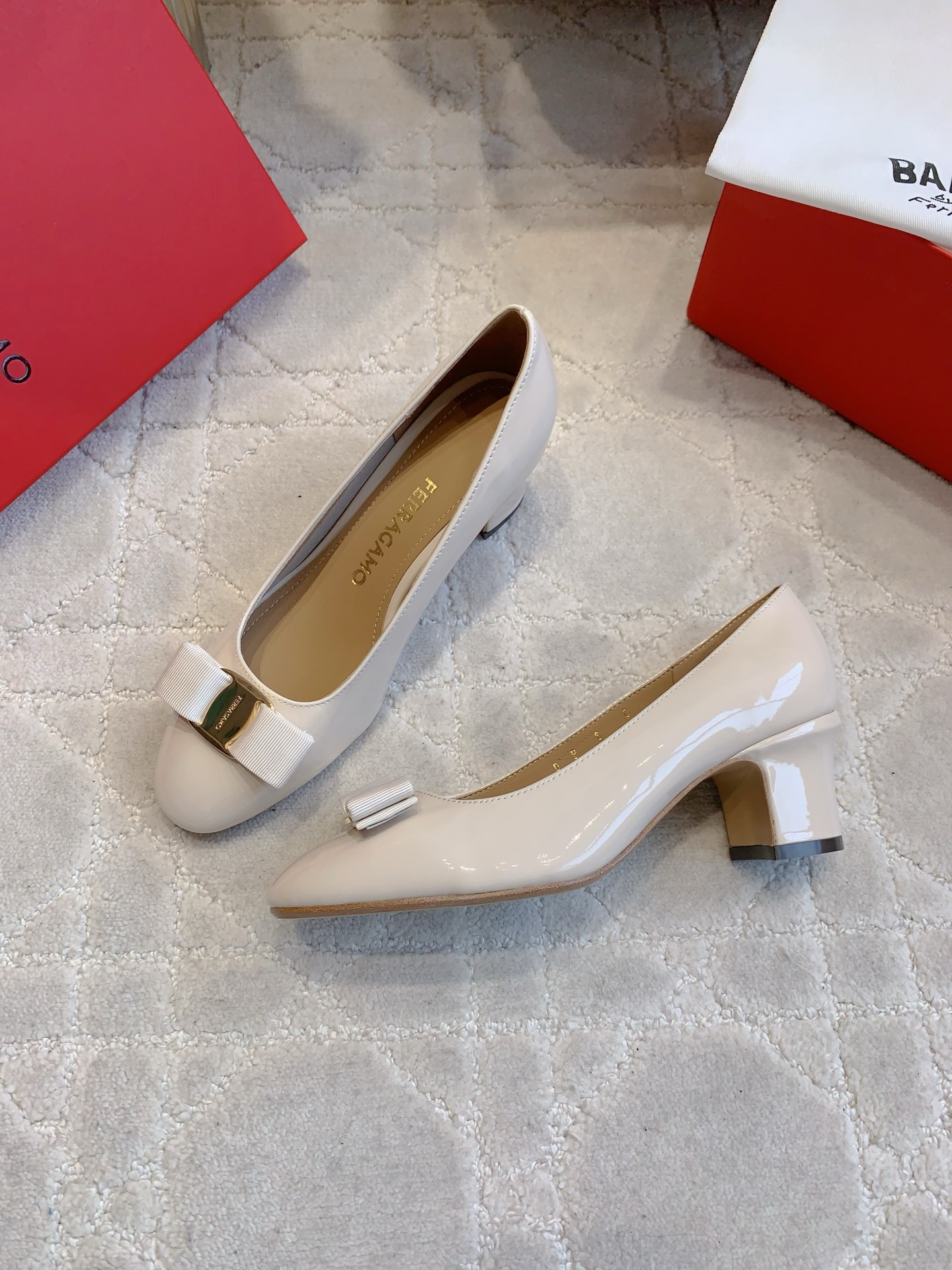 Ferragamo Salvatore Ferragam*SF新款蝴蝶结高跟鞋 简单的设计 集优雅与舒适度为一体 都可以体现出你的高贵典雅气质 版型非常修脚 上脚更美