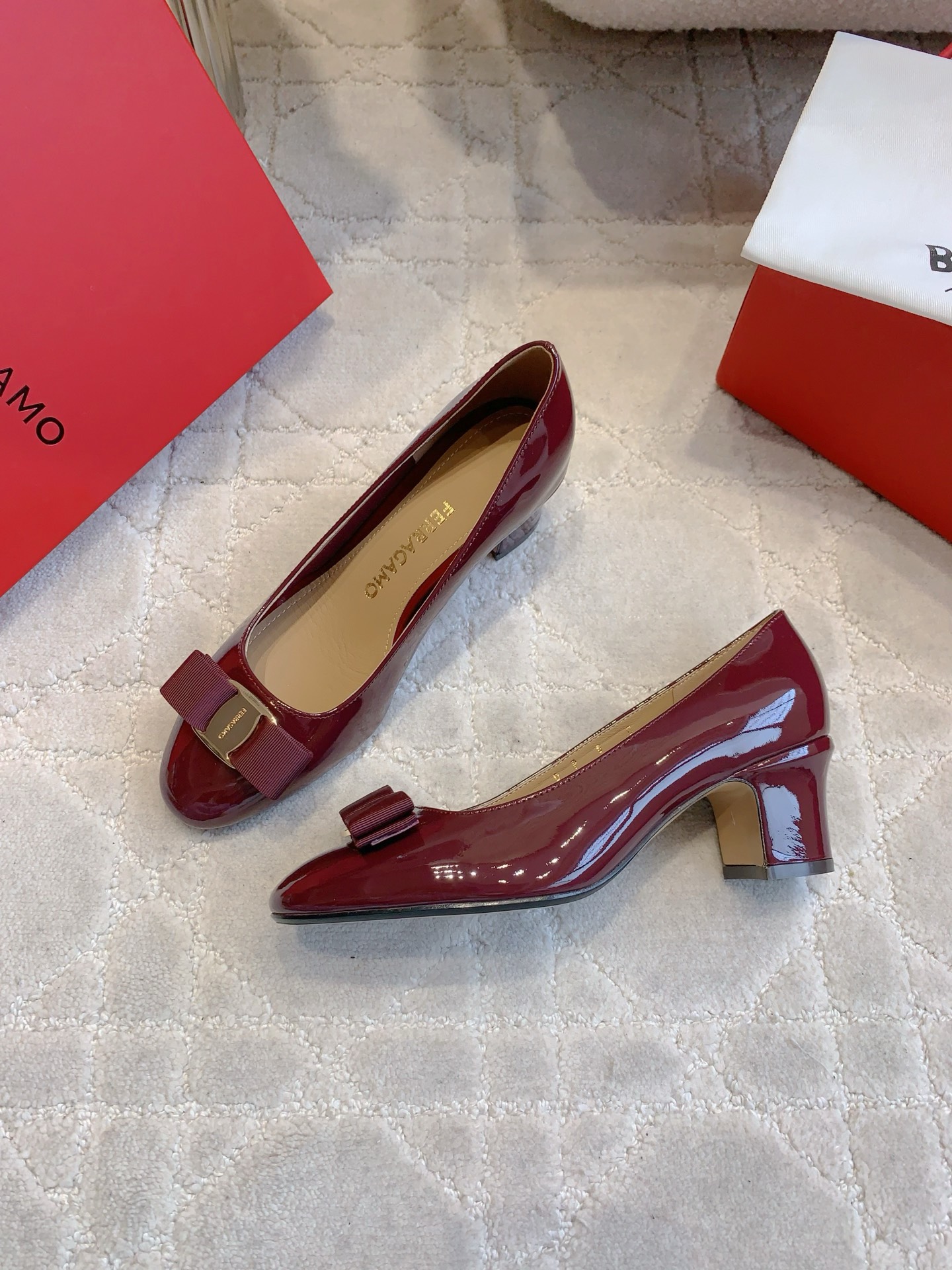 Ferragamo Salvatore Ferragam*SF新款蝴蝶结高跟鞋 简单的设计 集优雅与舒适度为一体 都可以体现出你的高贵典雅气质 版型非常修脚 上脚更美