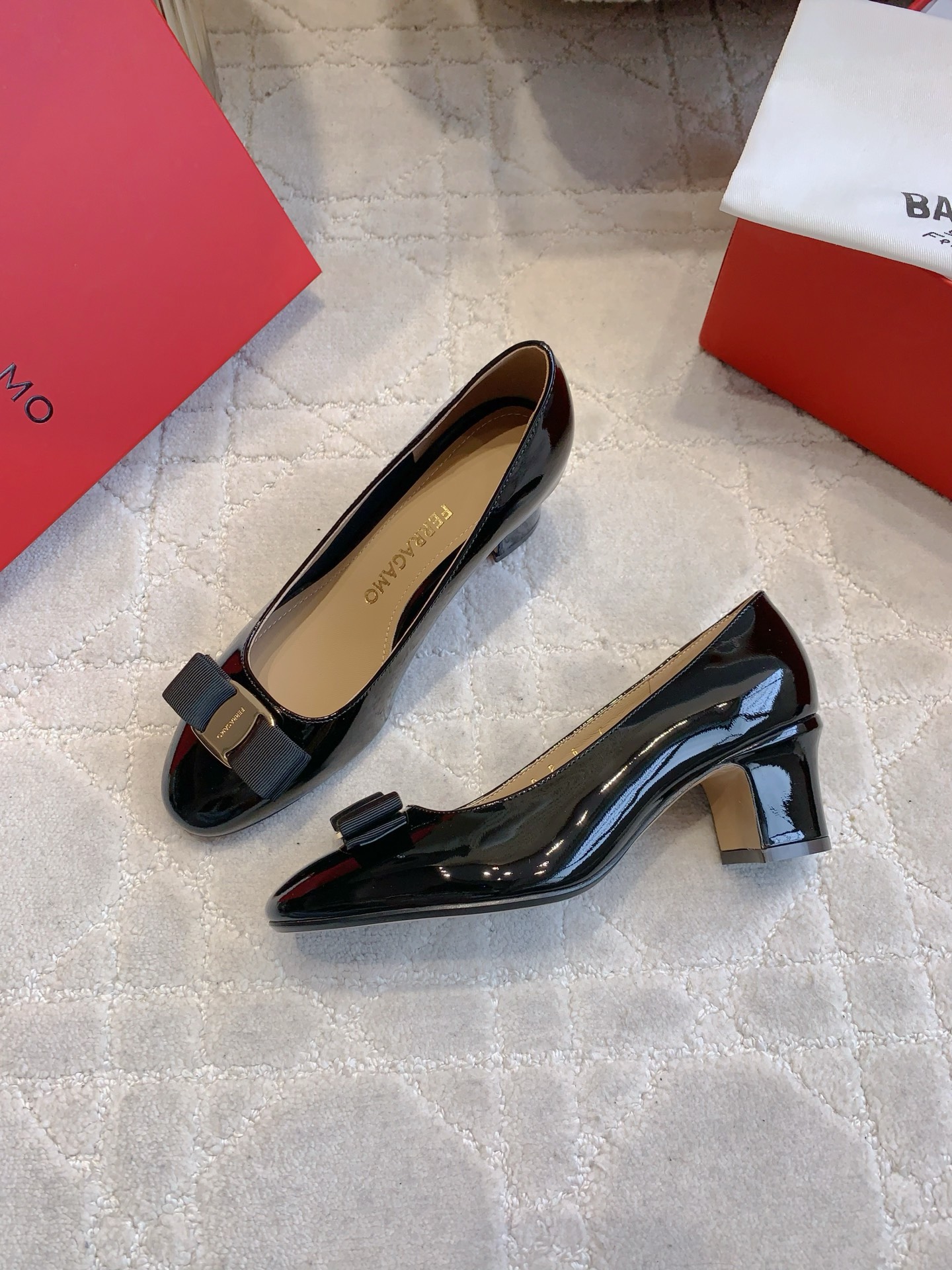 Ferragamo Salvatore Ferragam*SF新款蝴蝶结高跟鞋 简单的设计 集优雅与舒适度为一体 都可以体现出你的高贵典雅气质 版型非常修脚 上脚更美