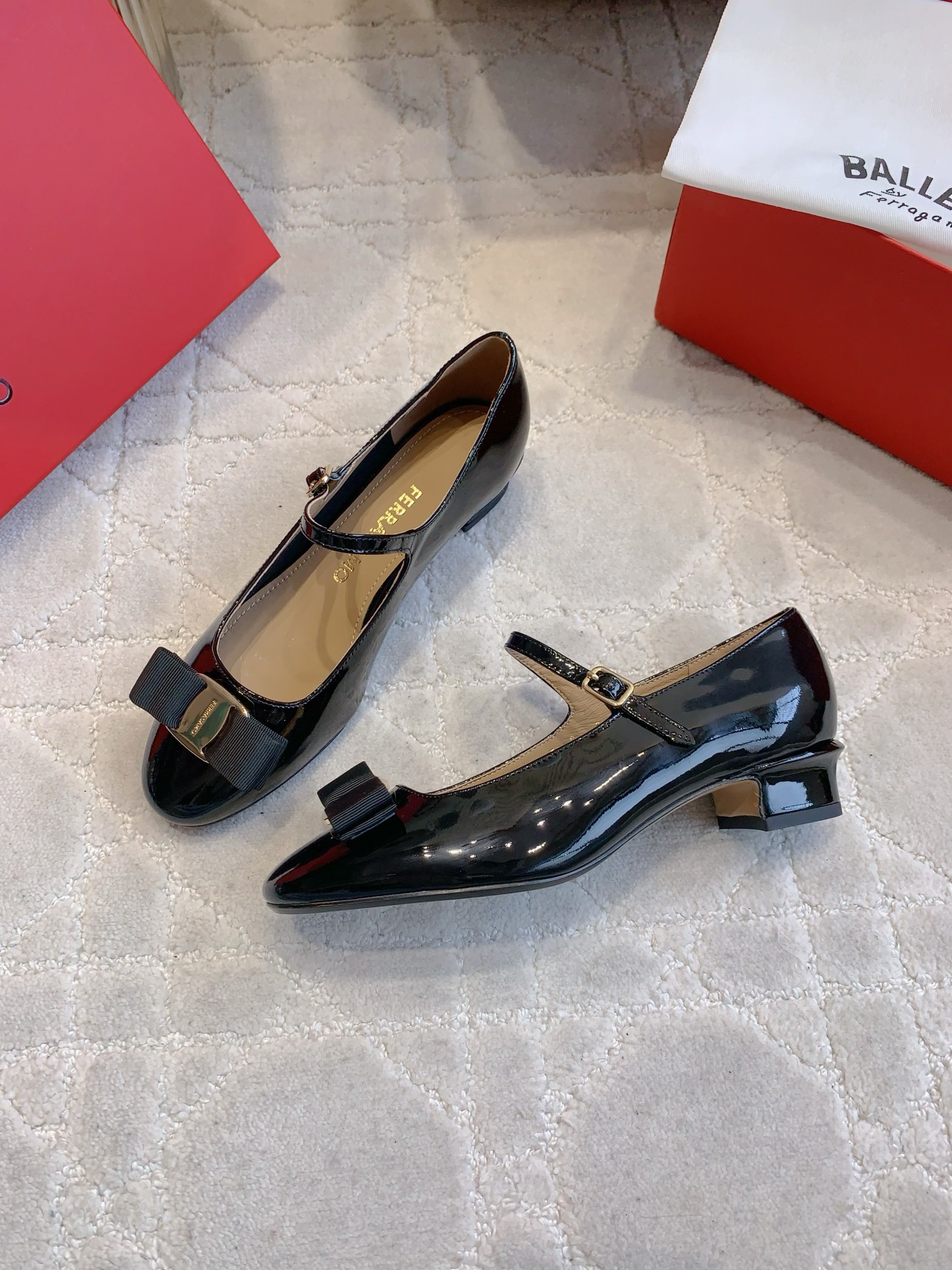 Ferragamo Salvatore Ferragam*SF新款蝴蝶结玛丽珍鞋 简单的设计 集优雅与舒适度为一体 都可以体现出你的高贵典雅气质 版型非常修脚 上脚更美