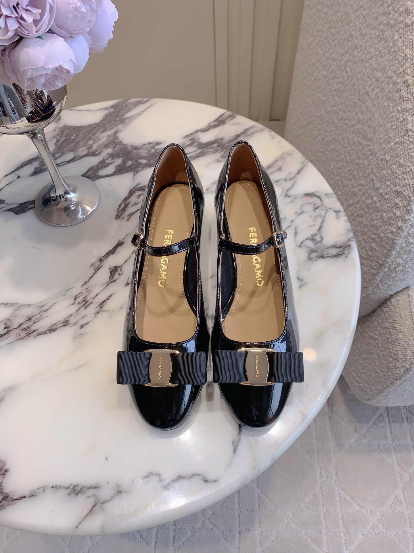 Ferragamo Salvatore Ferragam*SF新款蝴蝶结玛丽珍鞋 简单的设计 集优雅与舒适度为一体 都可以体现出你的高贵典雅气质 版型非常修脚 上脚更美