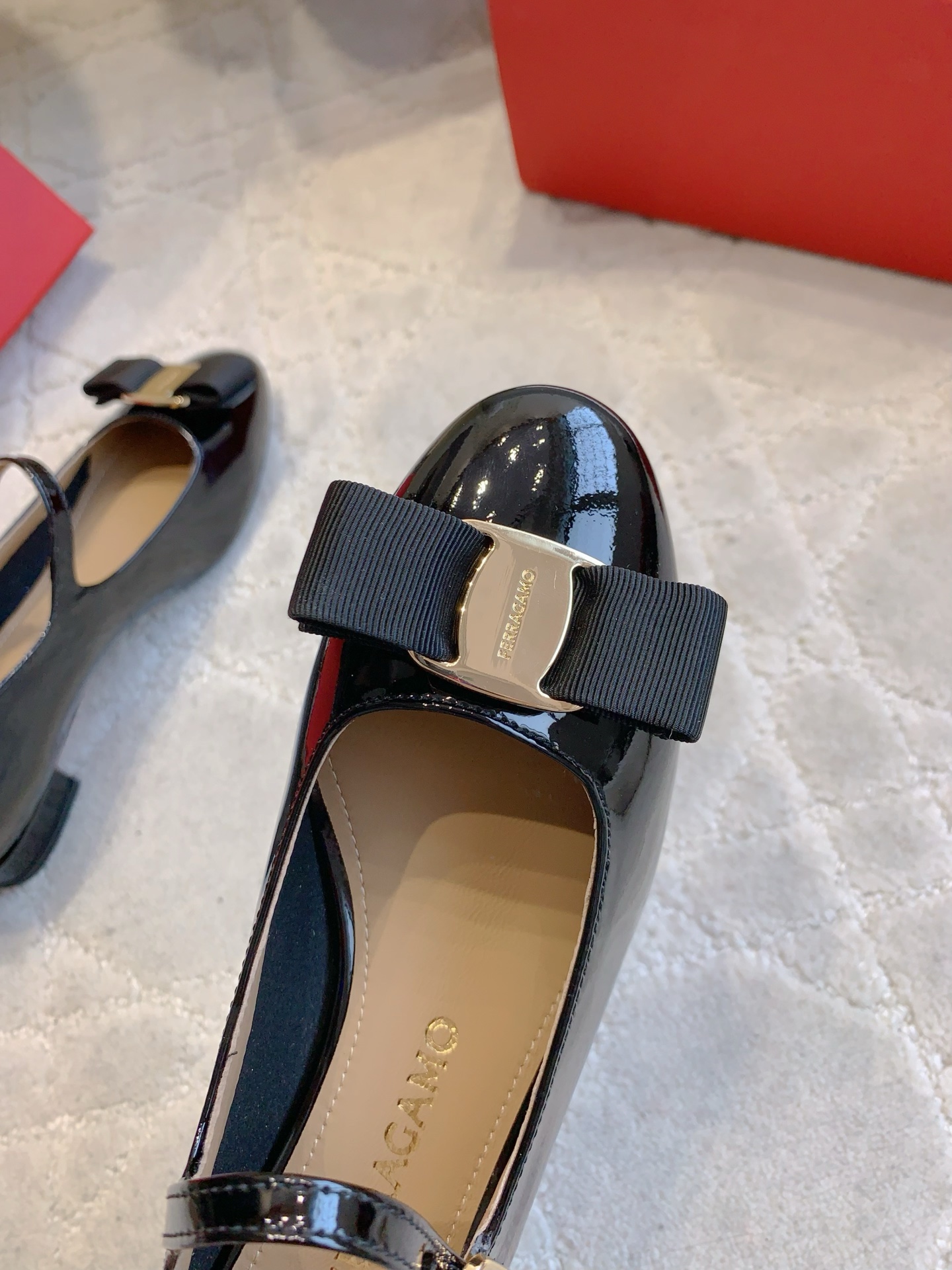 Ferragamo Salvatore Ferragam*SF新款蝴蝶结玛丽珍鞋 简单的设计 集优雅与舒适度为一体 都可以体现出你的高贵典雅气质 版型非常修脚 上脚更美