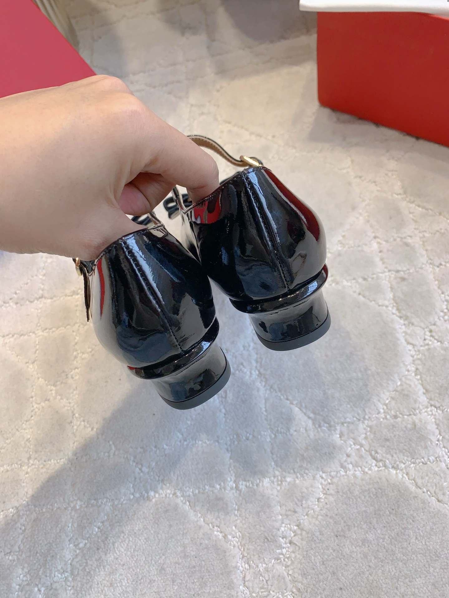 Ferragamo Salvatore Ferragam*SF新款蝴蝶结玛丽珍鞋 简单的设计 集优雅与舒适度为一体 都可以体现出你的高贵典雅气质 版型非常修脚 上脚更美