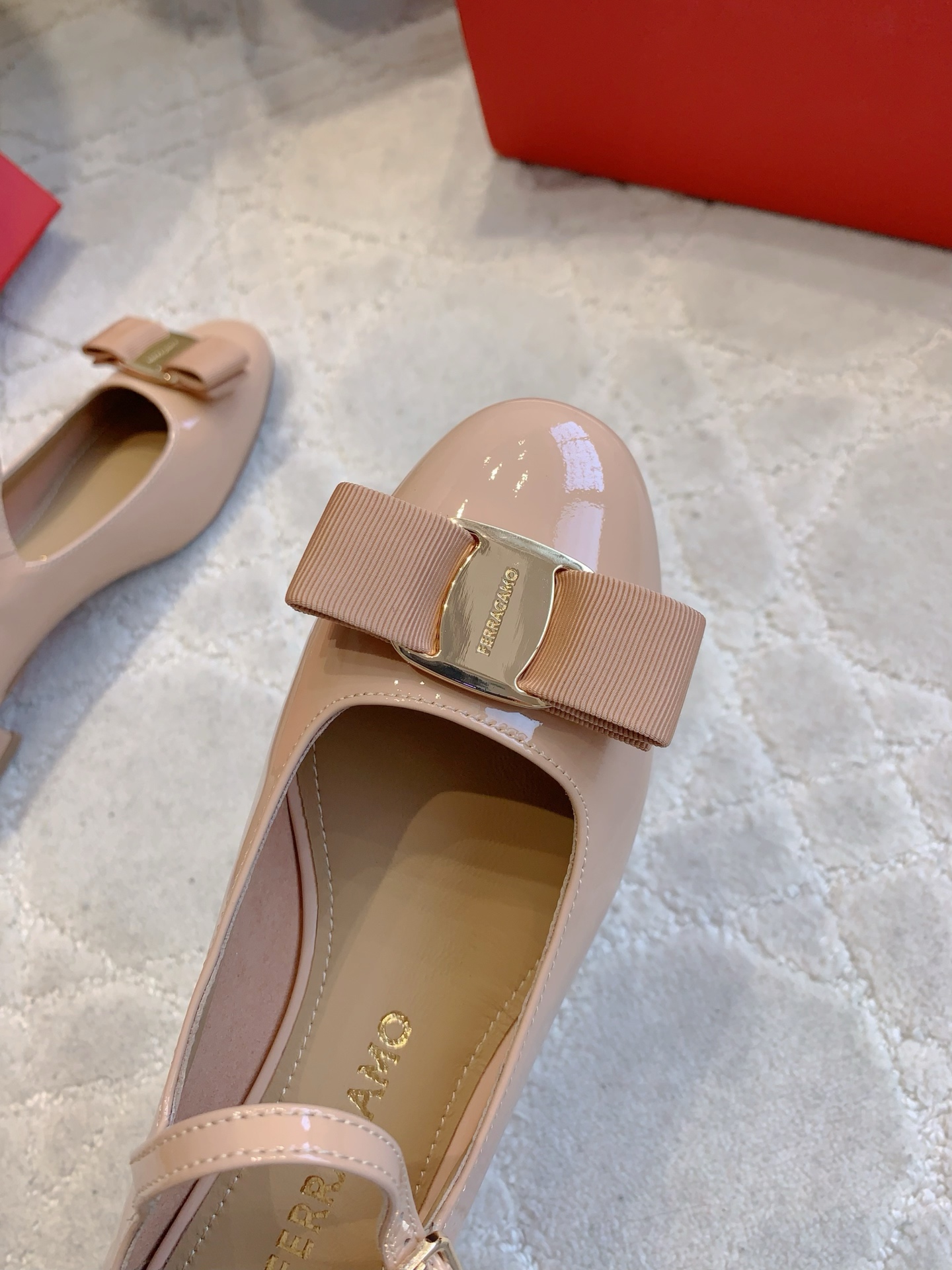 Ferragamo Salvatore Ferragam*SF新款蝴蝶结玛丽珍鞋 简单的设计 集优雅与舒适度为一体 都可以体现出你的高贵典雅气质 版型非常修脚 上脚更美