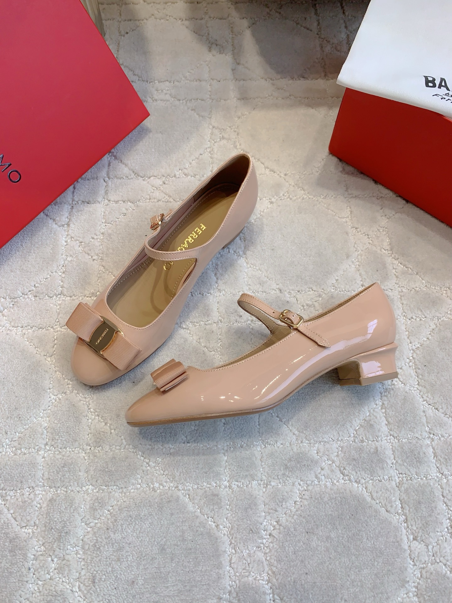 Ferragamo Salvatore Ferragam*SF新款蝴蝶结玛丽珍鞋 简单的设计 集优雅与舒适度为一体 都可以体现出你的高贵典雅气质 版型非常修脚 上脚更美