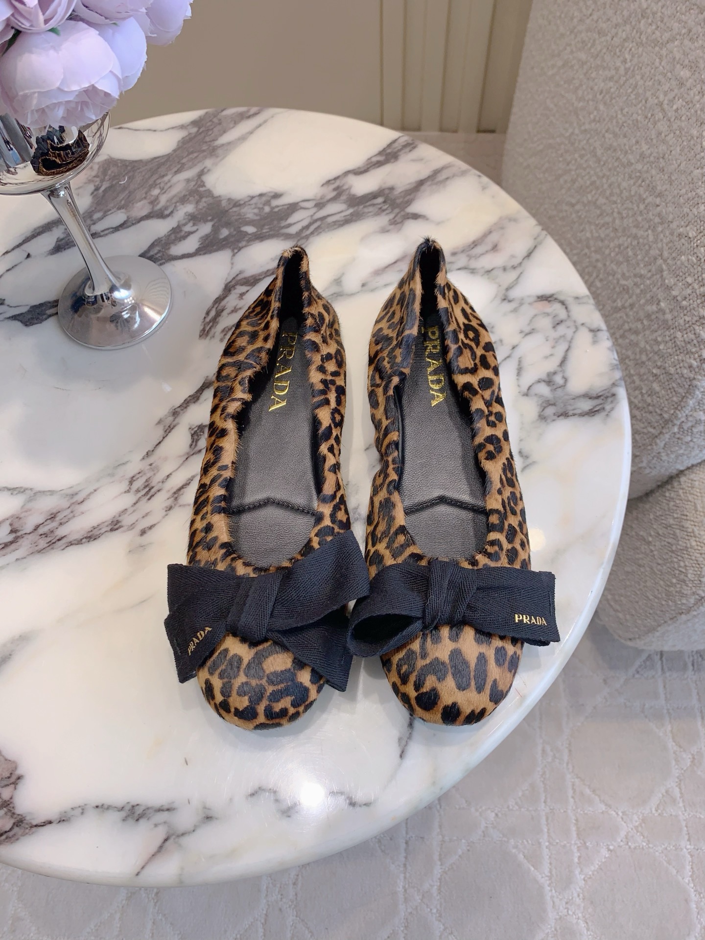 NO:749153,Prad* new bow flats ballet shoes, bow decoration playful and age-reducing, comfortable foot feel, classic and versatile, upper lambskin/leopard print horse hair, lining sheepskin, original molded outsole, size 35-39 (customized for 40 and 41), ballet shoes, prada, flats, sheepskin19860909Prad*新款蝴蝶结平底鞋芭蕾鞋 蝴蝶结装饰俏皮减龄 脚感舒适 经典百搭款 鞋面小羊皮/豹纹马毛 内里垫脚羊皮 原版开模大底 尺码35-39（40 41定做）,芭蕾舞鞋,prada,flats,sheepskin,Women's Shoes
