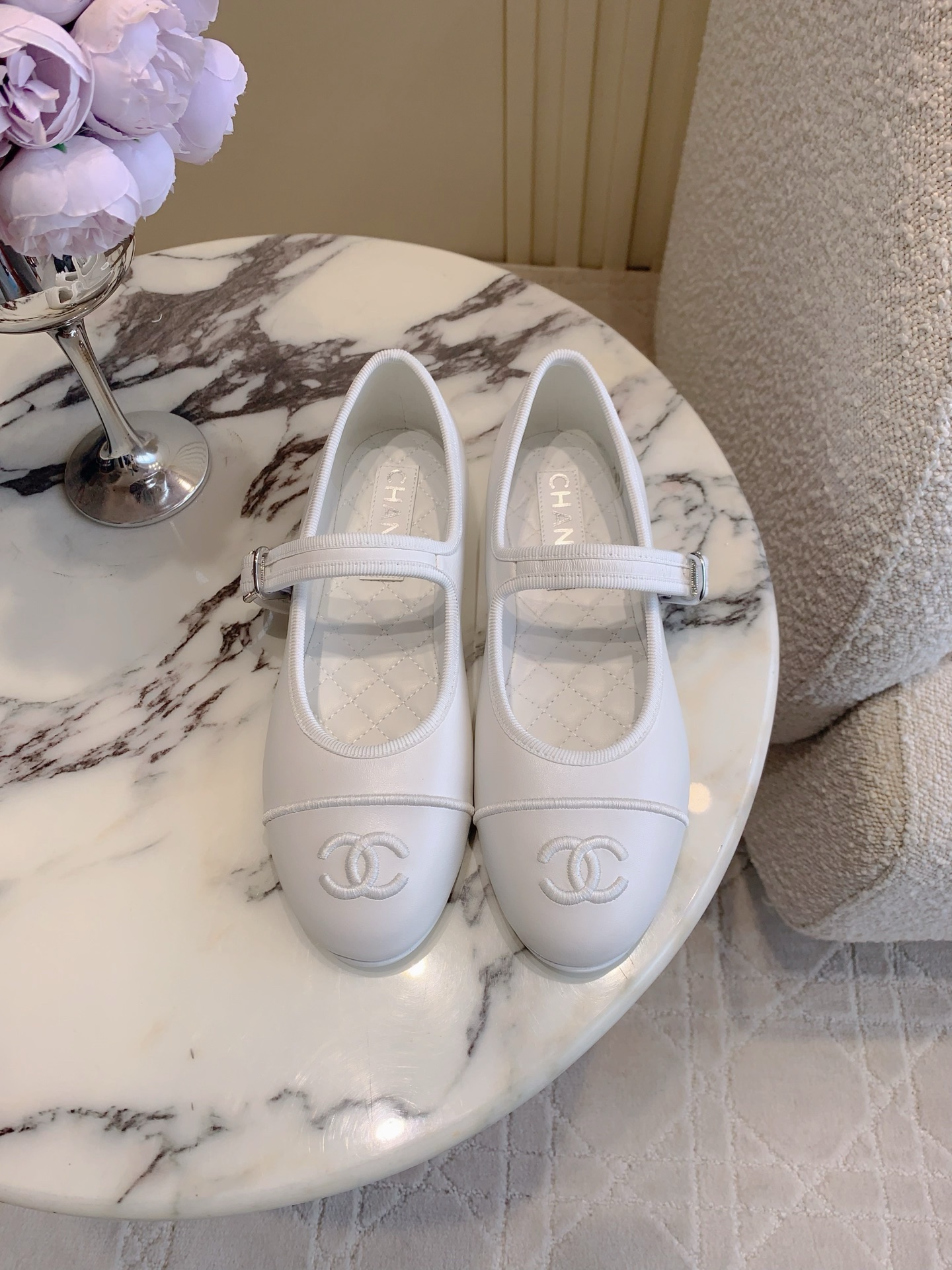 NO:747053,CHANE*'s new Mary Jane shoes. Chanel's high-end sense always impresses people. It looks like a simple style, but it is inexplicably high-end on the feet. Absolutely girly, comfortable and easy to wear. Lambskin upper, sheepskin lining, Italian genuine leather outsole, size 35-39 (40 41 custom-made), sandals, chanel, chanel, sandals, mary jane, sheepskin, Leather soles19860909CHANE*新款玛丽珍单鞋 香家高级感这块总让人大写的服气 看起来简单的款式 但上脚就莫名很高级 绝对的少女感 舒适好穿 鞋面小羊皮 内里垫脚羊皮 意大利真皮大底 尺码35-39（40 41定做）,凉鞋,chanel,chanel,sandals,mary jane,sheepskin,Leather soles,Women's Shoes