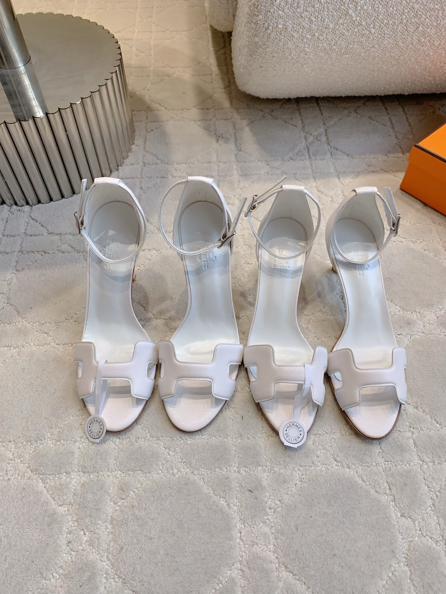 NO:747060,Top version Herme* classic new H high-heeled sandals, simple old money style, excellent on-foot effect, custom-made original calfskin upper, sheepskin lining, Italian genuine leather, heel height 6.5cm/8.5cm/10cm, size 35-39 (40, 41, 42 customized, non-refundable), high heels, hermes, sandals, high heels, cowhide, sheepskin19860909顶级版本 Herme* 经典新H高跟凉鞋 简约老钱风 上脚效果绝绝子 鞋面订制原版小牛皮 内里垫脚羊皮 意大利真皮大 跟高6.5cm/8.5cm/10cm 尺码35-39（40,41,42订做不退换）,高跟鞋,hermes,sandals,high heels,cowhide,sheepskin,Women's Shoes