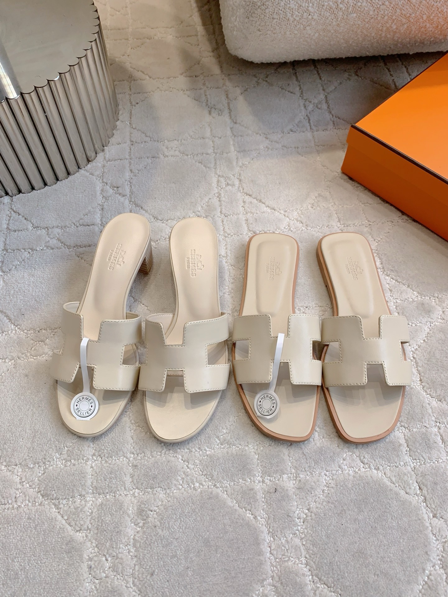 NO:747050,Top version Herme* classic H slipper sandals, simple old money style, fashionable and versatile, super comfortable, every detail is done to the extreme, original custom calfskin/sheep suede on the upper, top grade sheepskin lining, Italian genuine leather outsole, high flat heel/5cm  Size 35-39 (40.41.42.43 customized, non-refundable and non-exchangeable), slippers, hermes, sandals, slippers, cowhide, sheepskin, Leather soles19860909顶级版本 Herme* 经典款H拖鞋凉鞋 简约老钱风 时尚又百搭 超级舒服 每个细节都做到极致  鞋面原版定制小牛皮/羊反绒 内里垫脚顶级羊皮 意大利真皮大底 跟高平底/5cm 尺码35-39（40.41.42.43定制不退不换）,拖鞋,hermes,sandals,slippers,cowhide,sheepskin,Leather soles,Women's Shoes