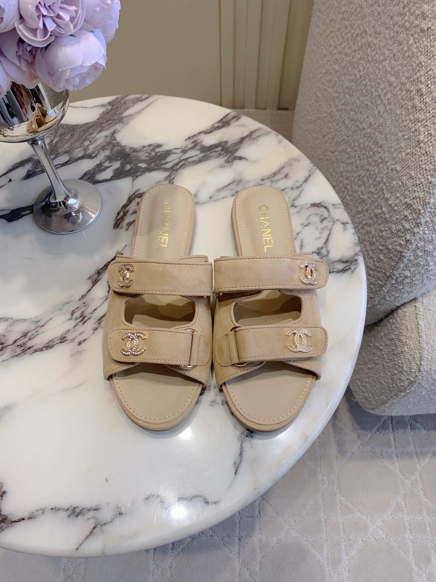 NO:901478,CHANE*'s new flat slippers with diamond buckles. Chanel's high-end sense always impresses people. It looks like a simple style, but it is inexplicably high-end on the feet. Absolutely girly, comfortable and easy to wear. Lambskin upper, sheepskin lining, Italian genuine leather outsole, size 35-39 (40 41 custom-made), slippers, chanel, chanel, slippers, sheepskin, Leather soles19860909CHANE*新款钻扣平底拖鞋 香家高级感这块总让人大写的服气 看起来简单的款式 但上脚就莫名很高级 绝对的少女感 舒适好穿 鞋面小羊皮 内里垫脚羊皮 意大利真皮大底 尺码35-39（40 41定做）,拖鞋,chanel,chanel,slippers,sheepskin,Leather soles,Women's Shoes
