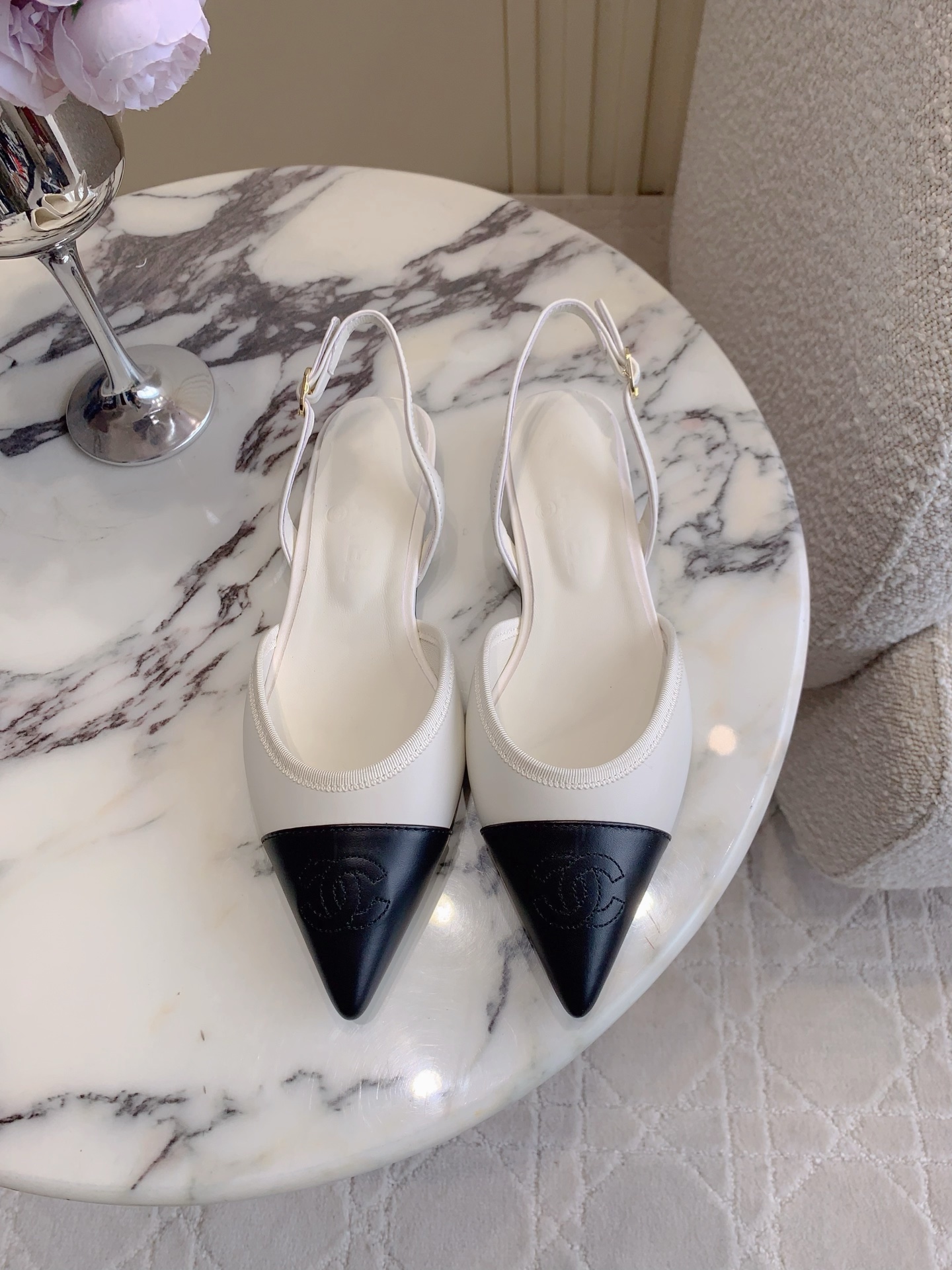 NO:747066,CHANE*'s new pointed-toe back hollow flats. Chanel's high-end sense always impresses people. It looks like a simple style, but it is inexplicably high-end on the feet. Absolutely girly. Comfortable and easy to wear. Lambskin upper, sheepskin lining, Italian genuine leather outsole. Size 35-39 (40 41 custom-made), sandals, chanel, chanel, sandals, flats, sheepskin, Leather soles19860909CHANE*新款尖头后空平底鞋 香家高级感这块总让人大写的服气 看起来简单的款式 但上脚就莫名很高级 绝对的少女感 舒适好穿 鞋面小羊皮 内里垫脚羊皮 意大利真皮大底 尺码35-39（40 41定做）,凉鞋,chanel,chanel,sandals,flats,sheepskin,Leather soles,Women's Shoes