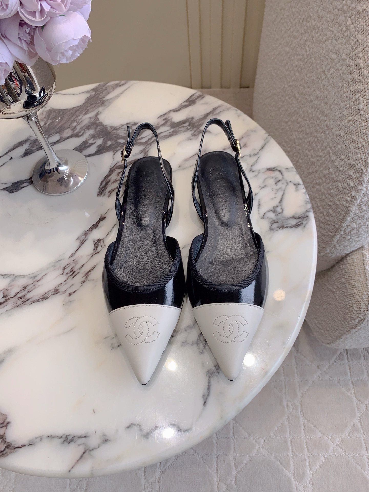 NO:747064,CHANE*'s new pointed-toe back hollow flats. Chanel's high-end sense always impresses people. It looks like a simple style, but it is inexplicably high-end on the feet. Absolutely girly. Comfortable and easy to wear. Lambskin upper, sheepskin lining, Italian genuine leather outsole. Size 35-39 (40 41 custom-made), sandals, chanel, chanel, sandals, flats, sheepskin, Leather soles19860909CHANE*新款尖头后空平底鞋 香家高级感这块总让人大写的服气 看起来简单的款式 但上脚就莫名很高级 绝对的少女感 舒适好穿 鞋面小羊皮 内里垫脚羊皮 意大利真皮大底 尺码35-39（40 41定做）,凉鞋,chanel,chanel,sandals,flats,sheepskin,Leather soles,Women's Shoes