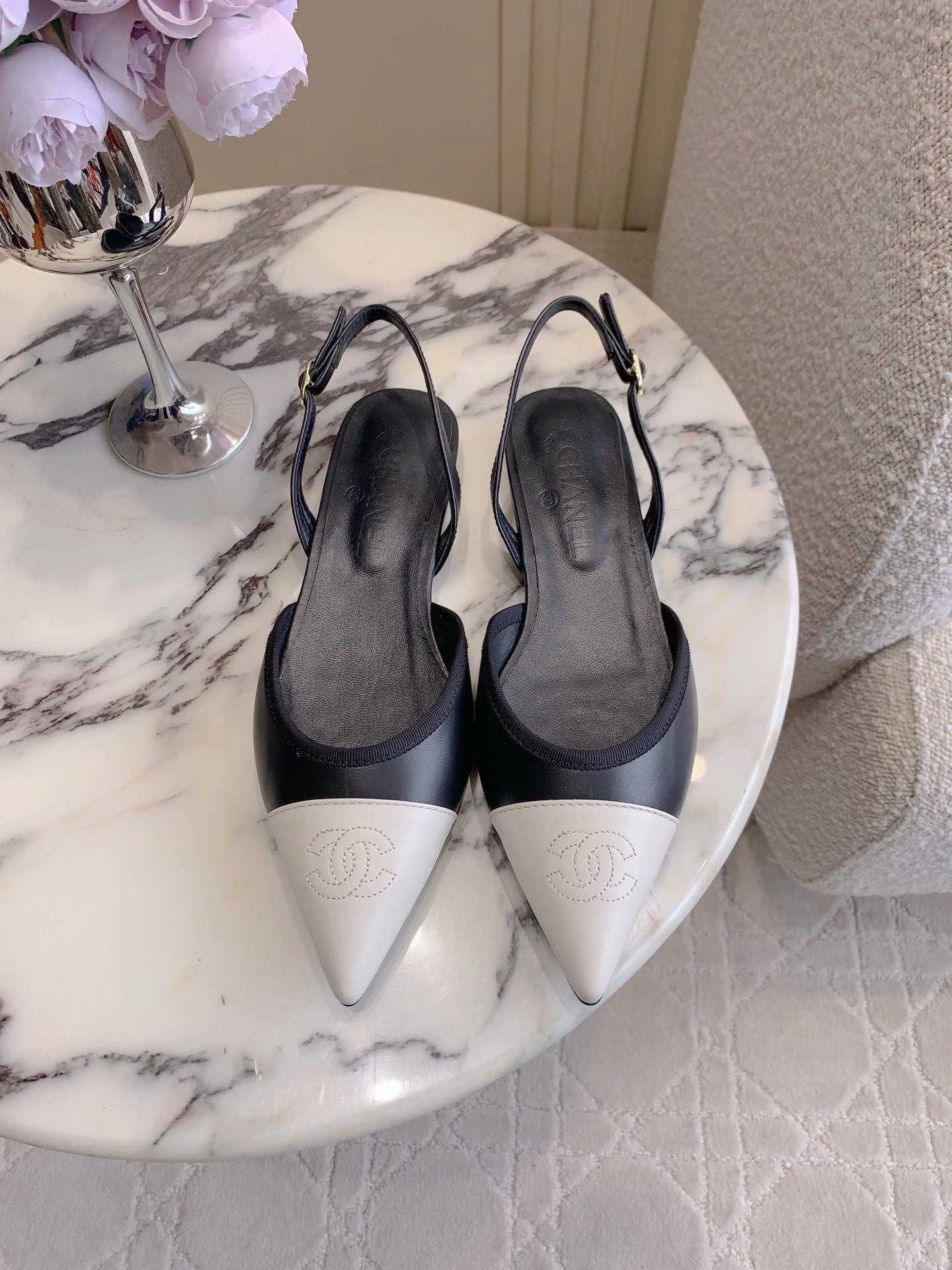 NO:747062,CHANE*'s new pointed-toe back hollow flats. Chanel's high-end sense always impresses people. It looks like a simple style, but it is inexplicably high-end on the feet. Absolutely girly. Comfortable and easy to wear. Lambskin upper, sheepskin lining, Italian genuine leather outsole. Size 35-39 (40 41 custom-made), sandals, chanel, chanel, sandals, flats, sheepskin, Leather soles19860909CHANE*新款尖头后空平底鞋 香家高级感这块总让人大写的服气 看起来简单的款式 但上脚就莫名很高级 绝对的少女感 舒适好穿 鞋面小羊皮 内里垫脚羊皮 意大利真皮大底 尺码35-39（40 41定做）,凉鞋,chanel,chanel,sandals,flats,sheepskin,Leather soles,Women's Shoes