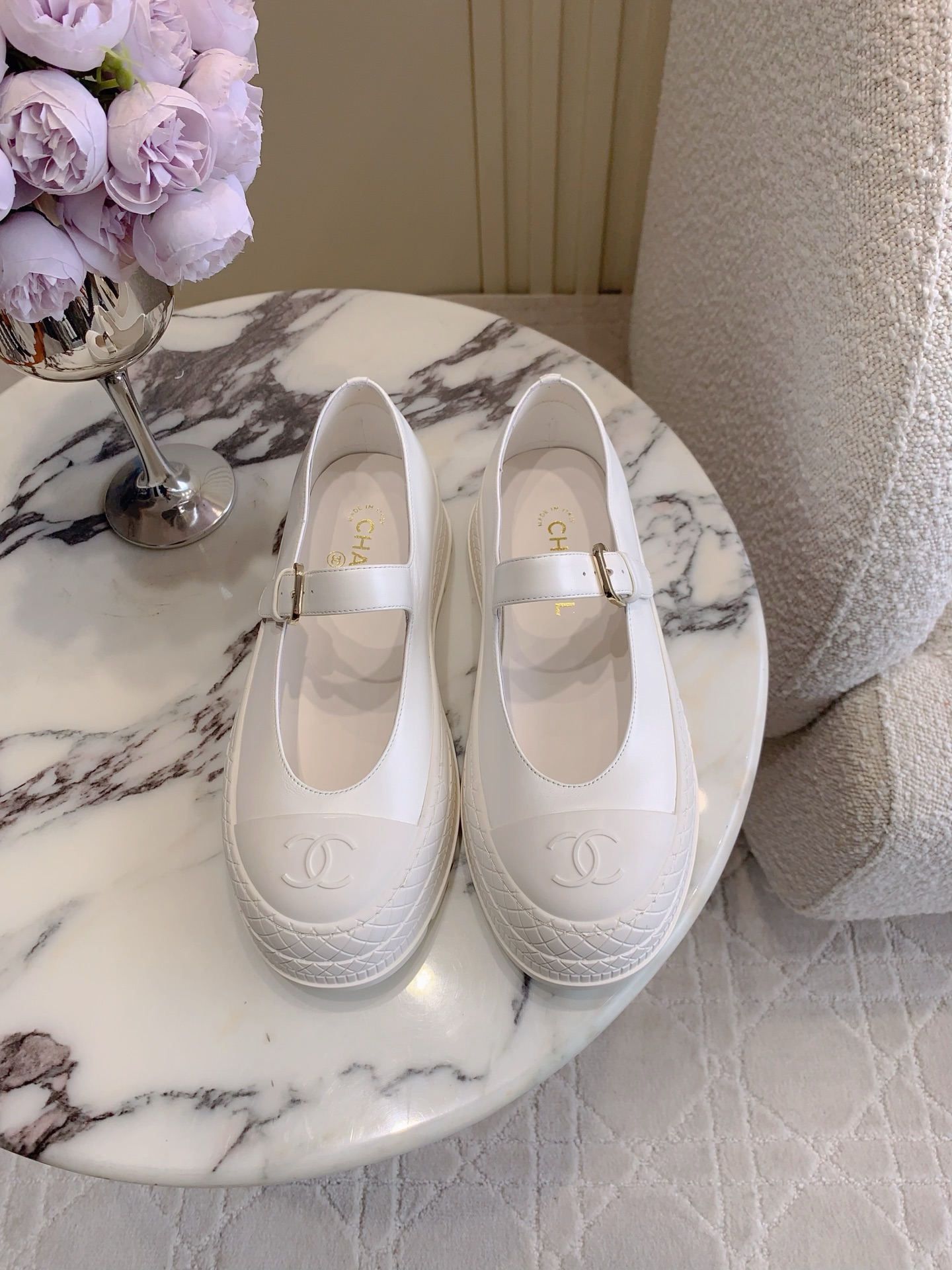 NO:901453,CHANE*'s new thick-soled Mary Jane shoes, age-reducing college style, Chanel's high-end sense is always convincing. It looks simple, but it is inexplicably high-end on the feet. Absolutely girly, comfortable and easy to wear. Lambskin upper, sheepskin lining, original molded outsole, size 35-39 (customized for 40 and 41), Mary Jane, chanel, chanel, mary jane, sheepskin19860909CHANE*新款厚底玛丽珍鞋 减龄学院风 香家高级感这块总让人大写的服气 看起来简单的款式 但上脚就莫名很高级 绝对的少女感 舒适好穿 鞋面小羊皮 内里垫脚羊皮 原版开模大底 尺码35-39（40 41定做）,玛丽珍,chanel,chanel,mary jane,sheepskin,Women's Shoes