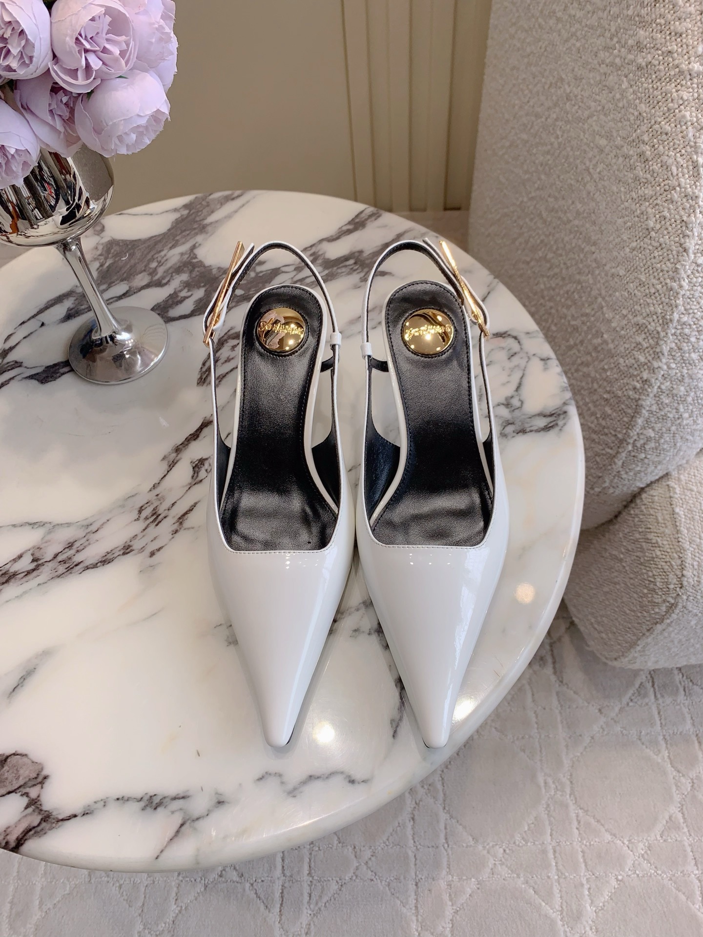 NO:747059,SAINT LAUREN* YSL Yang Shulin's new high-heeled pointed toe back shoes. Beautiful high heels for young ladies. Elegant, charming and sexy, full of femininity. Calfskin upper, sheepskin lining, Italian genuine leather outsole. Heel height 7cm. Size 35-39 (40 41 customized), sandals, saint laurent, saint laurent, sandals, high heels, cowhide, sheepskin, Leather soles19860909SAINT LAUREN* YSL 杨树林新款高跟尖头后空鞋 小姐姐的美丽尤物高跟鞋 优雅迷人性感 女人味十足 鞋面小牛皮 内里垫脚羊皮 意大利真皮大底 跟高7cm 尺码35-39（40 41定做）,凉鞋,saint laurent,saint laurent,sandals,high heels,cowhide,sheepskin,Leather soles,Women's Shoes