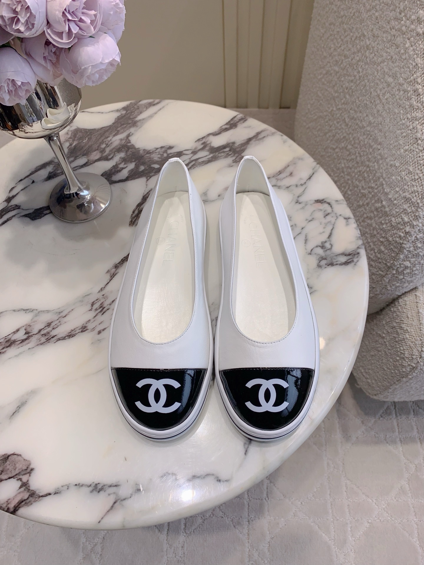 NO:901461,CHANE*'s new casual shoes. The high-end feel of Chan's family always impresses people. It looks like a simple style, but it is inexplicably high-end on the feet. Absolutely girly, comfortable and easy to wear. Lambskin upper, sheepskin lining, original molded outsole, size 35-39 (custom-made for 40 and 41), Mary Jane, chanel, chanel, mary jane, sheepskin19860909CHANE*新款休闲单鞋 香家高级感这块总让人大写的服气 看起来简单的款式 但上脚就莫名很高级 绝对的少女感 舒适好穿 鞋面小羊皮 内里垫脚羊皮 原版开模大底 尺码35-39（40 41定做）,玛丽珍,chanel,chanel,mary jane,sheepskin,Women's Shoes