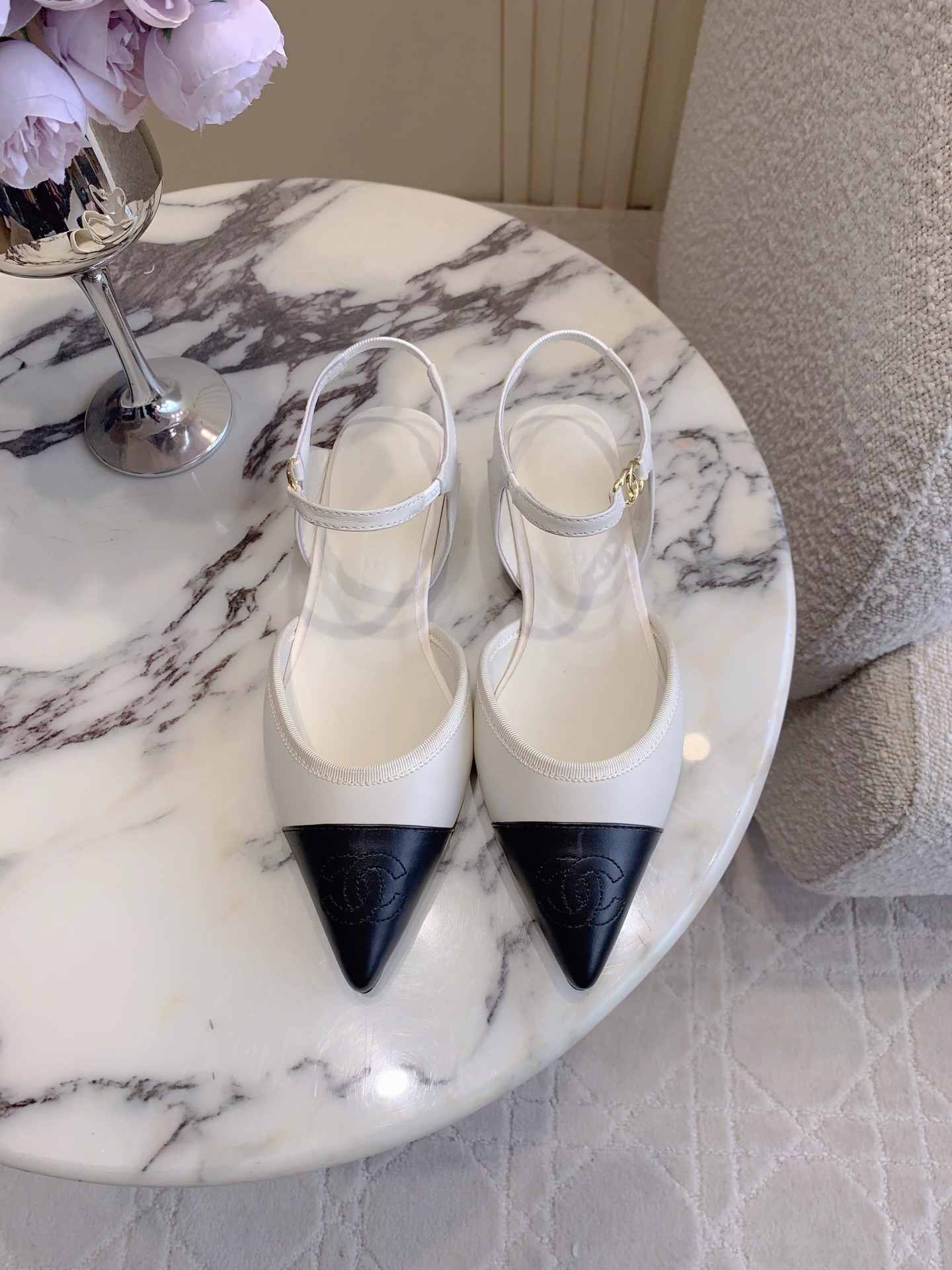 NO:781717,CHANE*'s new pointed-toe Mary Jane shoes. Chanel's high-end sense always impresses people. It looks like a simple style, but it is inexplicably high-end on the feet. Absolutely girly, comfortable and easy to wear. Lambskin upper, sheepskin lining, Italian genuine leather outsole, size 35-39 (40 41 custom-made), sandals, chanel, chanel, sandals, mary jane, sheepskin, Leather soles19860909CHANE*新款尖头玛丽珍鞋 香家高级感这块总让人大写的服气 看起来简单的款式 但上脚就莫名很高级 绝对的少女感 舒适好穿 鞋面小羊皮 内里垫脚羊皮 意大利真皮大底 尺码35-39（40 41定做）,凉鞋,chanel,chanel,sandals,mary jane,sheepskin,Leather soles,Women's Shoes