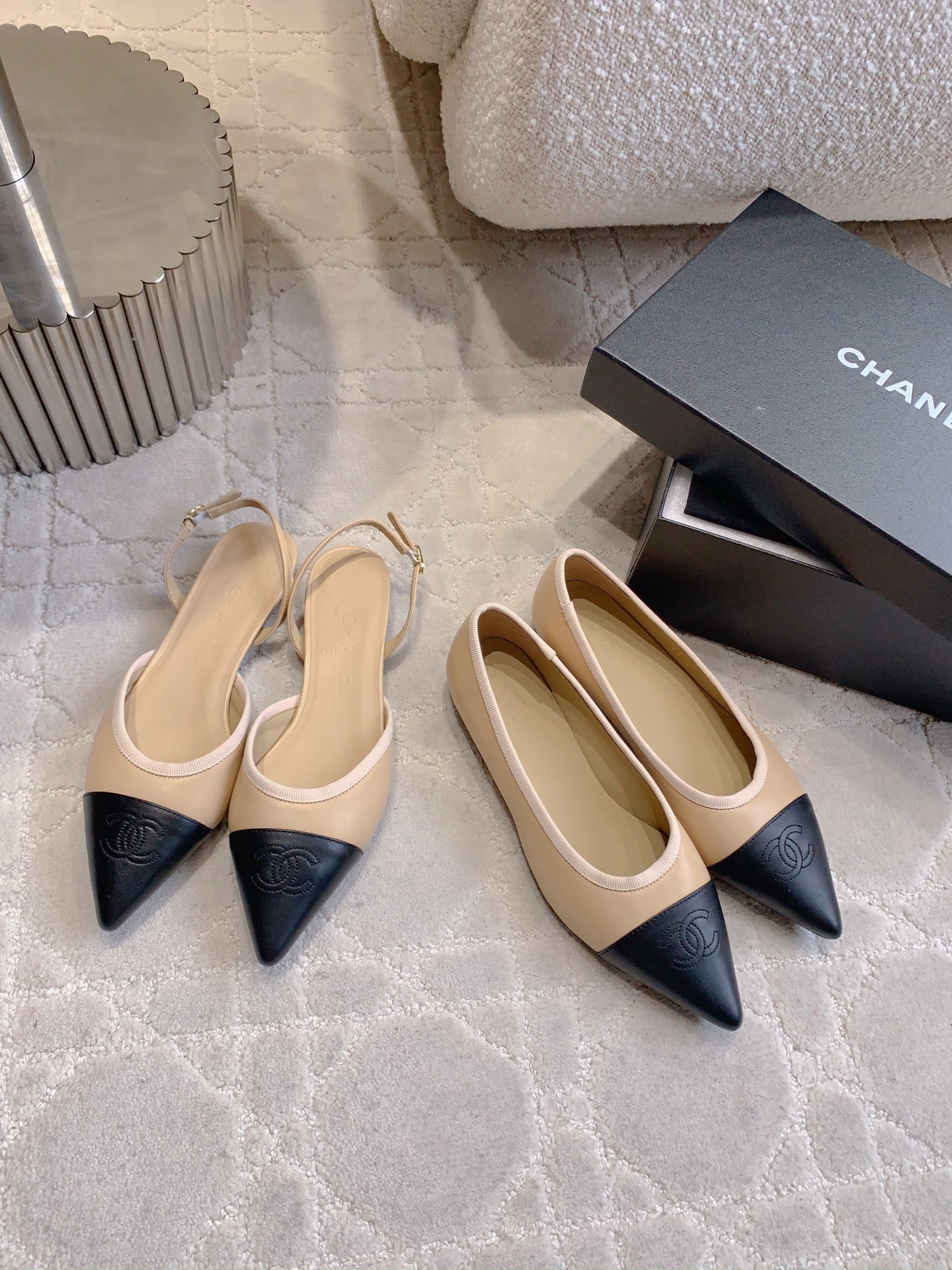 NO:787299,CHANE*'s new pointed-toe flat shoes. The high-end sense of Chanel always impresses people. It looks like a simple style, but it is inexplicably high-end on the feet. Absolutely girly. Comfortable and easy to wear. Original lambskin upper, sheepskin lining, Italian genuine leather outsole. Size 35-39 (34 40 41 42 customized), sandals, chanel, chanel, sandals, flats, sheepskin, Leather soles19860909CHANE*新款尖头平底鞋 香家高级感这块总让人大写的服气 看起来简单的款式 但上脚就莫名很高级 绝对的少女感 舒适好穿 鞋面原版小羊皮 内里垫脚羊皮 意大利真皮大底 尺码35-39（34 40 41 42定做）,凉鞋单鞋,chanel,chanel,sandals,flats,sheepskin,Leather soles,Women's Shoes