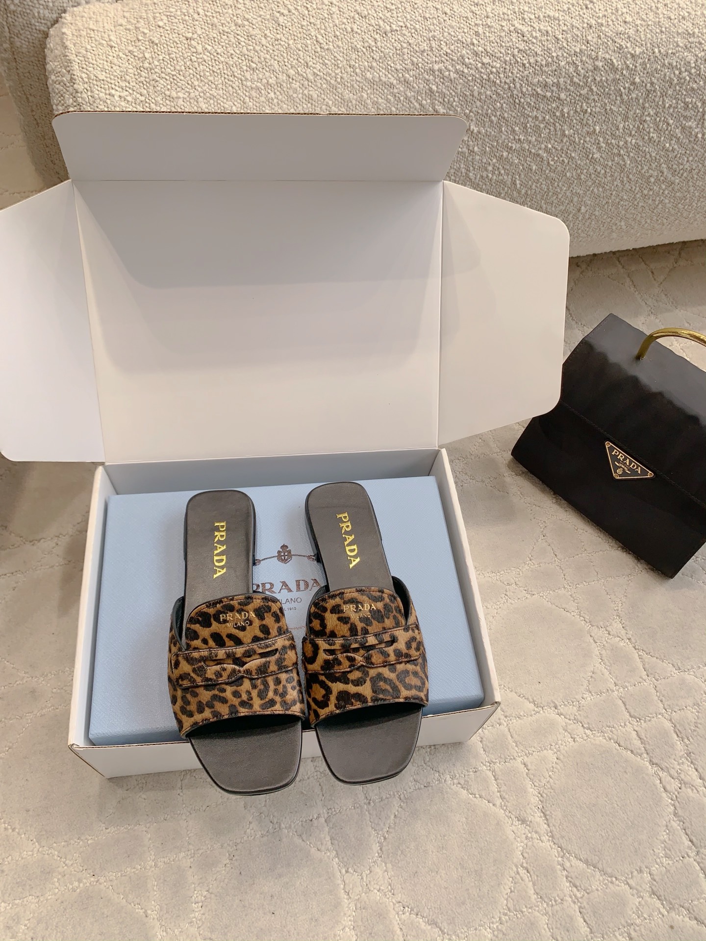NO:788418,Prad* new flat sandals, simple and elegant, ever-changing style, calfskin/horsehair upper, sheepskin lining, Italian leather injection outsole, size 35-39 (40 41 customized), slippers, prada, slippers, cowhide, sheepskin19860909Prad*新款平底凉拖鞋 简约大气 万年百搭款 鞋面小牛皮/马毛 内里垫脚羊皮 意大利真皮注塑大底 尺码35-39（40 41定做）,拖鞋,prada,slippers,cowhide,sheepskin,Women's Shoes