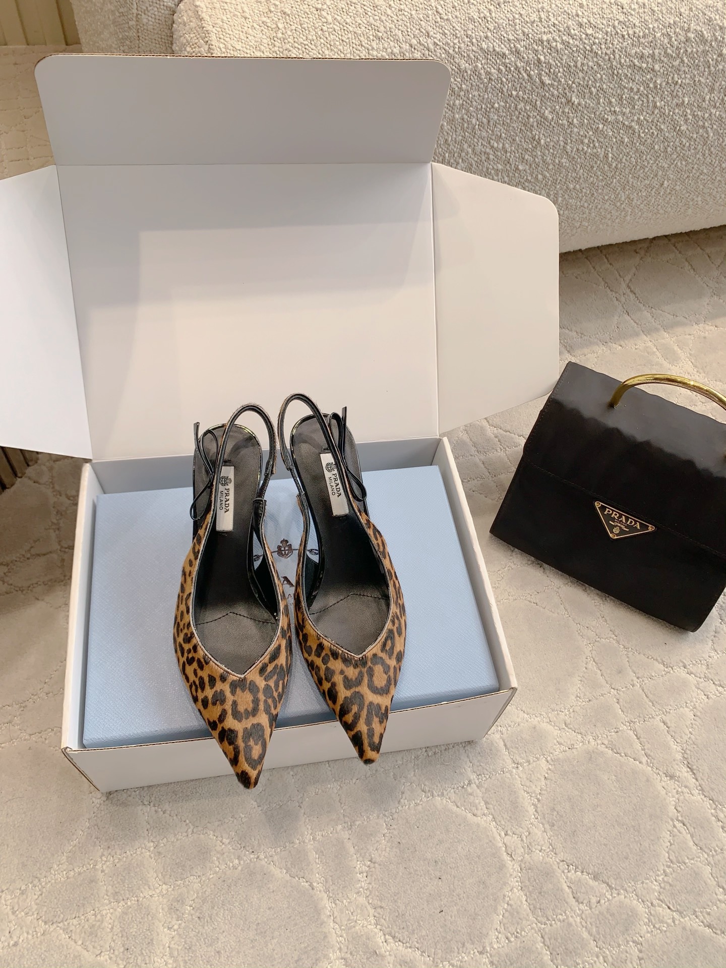 NO:788415,Prad* new pointed toe back hollow high-heeled shoes, classic and versatile style, gentle and intellectual style, comfortable and easy to wear, lambskin/horse hair upper, sheepskin lining, heel height 7cm, Italian leather outsole, size 35-39 (40 41 customized), high-heeled sandals, prada, sandals, high heels, sheepskin, Leather soles19860909Prad*新款尖头后空高跟鞋 经典百搭款 温柔知性风 舒适好穿 鞋面小羊皮/马毛 内里垫脚羊皮 跟高7cm 意大利真皮大底 尺码35-39（40 41定做）,高跟鞋凉鞋,prada,sandals,high heels,sheepskin,Leather soles,Women's Shoes