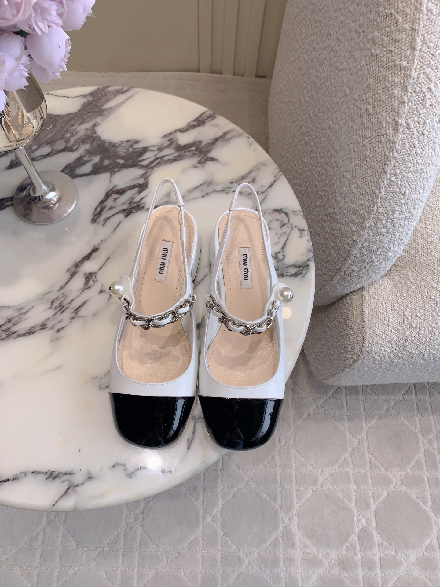 NO:788402,Back empty shoes miu classic thick heel Mary Jane shoes All-purpose Mary Jane shoes The chain pearl buckle decoration is very exquisite and well-behaved to reduce age. Upper cowhide leather lining sheepskin Italian leather outsole Heel height 4cm/7.5cm Size 35-39 (34 40 custom-made), sandals, miumiu, sandals, mary jane, cowhide, sheepskin, Leather soles19860909后空 单鞋 miu经典款粗跟玛丽珍单鞋 万能百搭的玛丽珍鞋 链条珍珠扣装饰非常精致 乖巧减龄 鞋面牛皮 内里垫脚羊皮 意大利真皮大底 跟高4cm/7.5cm 尺码35-39（34 40定做）,凉鞋,miumiu,sandals,mary jane,cowhide,sheepskin,Leather soles,Women's Shoes