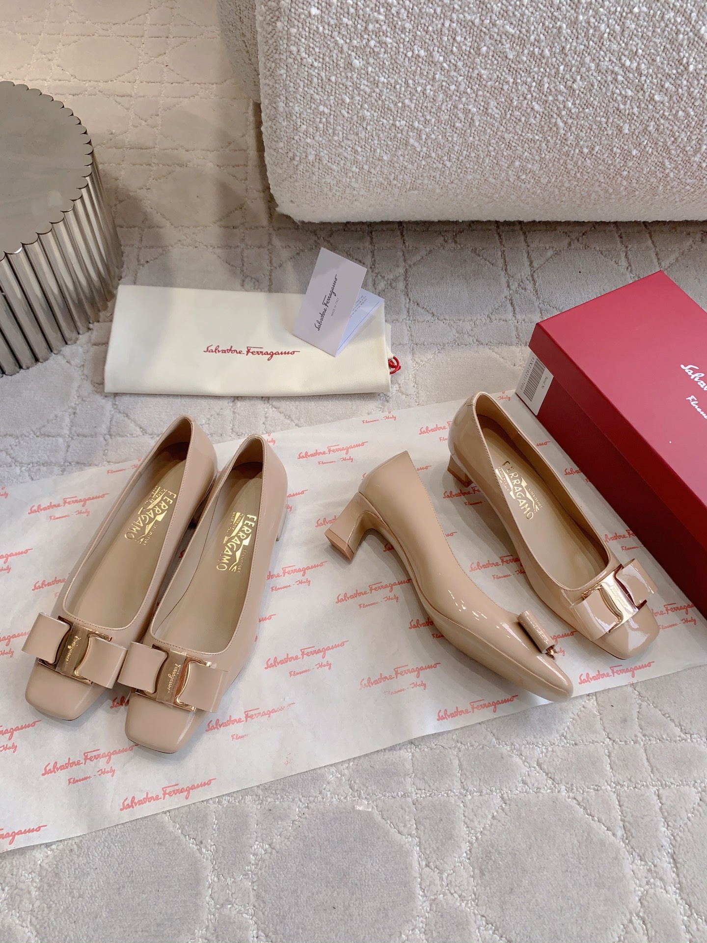 NO:788302,The top version of Salvatore Ferragam* small heel square toe shoes. Ferragam has added a more powerful square toe design to this season's shoes, paired with its iconic logo hardware and bows, which well interprets the tenacity of modern women but also the inner softness, expressing the belief that we are soft, but we are also very powerful.  The square toe design is also less picky about the foot shape. Wide and thin feet can be easily controlled. The 4.5cm heel height is also easy to walk. It is not a problem for commuting and daily running. The fabric is made of patent leather and fetal cowhide beads that are much softer than ordinary materials. It is soft and comfortable and has a good foot feel. The fabric is soft patent leather. The lining is sheepskin. The heel height is 2cm/4.5cm. Italian genuine leather sole. Size 35-40, single shoes, louis  vuitton,ferragamo,sheepskin19860909顶级版本 Salvatore Ferragam* 小跟方头单鞋 菲拉在这一季的鞋履中加入了气场更加强大的方头设计,搭配其标志性的logo五金和蝴蝶结,很好的诠释了现代女性的坚韧又不乏内心柔美的一面,表达出一种我们柔软,但我们也很有力量的信念. 方头设计也更加不挑脚型,宽脚瘦脚都能轻松驾驭,4.5厘米的跟高也很好走,通勤日常暴走都不在话下,面料用的是比一般的材料都要柔软很多的漆皮和胎牛开边珠,柔软舒适,脚感很好. 面料柔软漆皮 内里垫脚羊皮 跟高2cm/4.5cm 意大利真皮底 尺码35-40,单鞋,louis vuitton,ferragamo,sheepskin,Women's Shoes