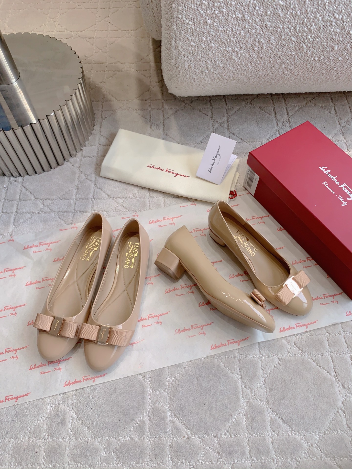 NO:788296,The top version of Salvatore Ferragam* women's VARINA ballet flats, the latest last type. SF, an old Hong Kong-owned factory, sends genuine overseas orders. This beautiful whole order price is something you don't encounter a few times throughout the year. This brand is suitable for most foot types!  The classic bow-tie flat-bottom series has an inherent sense of superiority and a simple design that combines elegance and comfort. Whether you wear it regularly or go to various grand occasions, it can reflect your noble and elegant temperament. The version is very pedicure, and the upper part is more beautiful. The original copper buckle is gold-plated!  Fabric is soft cow patent leather, lining is sheepskin, genuine leather sole imported from Italy, heel height 1cm/3cm, original box packaging, same at the counter!  Size 4=34.5, 4.5=35, 5=35.5, 6=36.5, 6.5=37, 7=37.5, 7.5=38, 8=38.5, 8.5=39, 9.5=40 True size, single shoes, louis vuitton, ferragamo, flats, sheepskin, gold plating19860909顶级版本 Salvatore Ferragam* 女士VARINA芭蕾舞平底鞋,最新楦型 SF老牌港资工厂出国外的正品订单,这种整单价格美丽的事情整年也遇不到几次,这种牌子适合大多数的脚型！ 经典款蝴蝶结平底系列,与生俱来的优越感,简单的设计,集优雅与舒适度为一体,无论是时常搭配还是出入各种盛大场所,都可以体现出你的高贵典雅气质,版型非常修脚,上脚更美,原版铜扣镀金！ 面料软牛漆皮,内里羊皮,意大利进口真皮底,跟高1cm/3cm 原盒包装,专柜也一样！ 尺码4=34.5、4.5=35、5=35.5、6=36.5、6.5=37、7=37.5、7.5=38、8=38.5、8.5=39、 9.5=40 正码,单鞋,louis vuitton,ferragamo,flats,sheepskin,gold plating,Women's Shoes