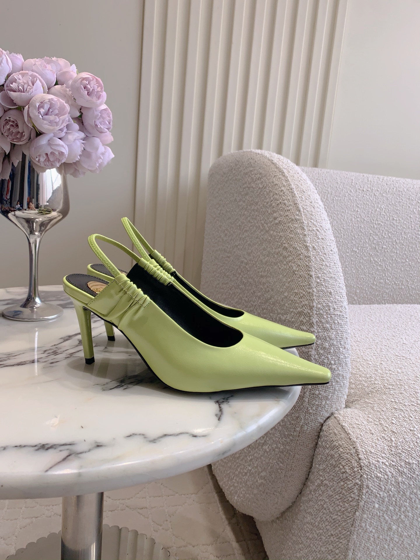 NO:788394,SAINT LAUREN* YSL Yang Shulin's new pointed-toe hollow high-heeled shoes. Beautiful beauty high-heeled shoes for young ladies. Elegant, charming and sexy, full of femininity. Upper calfskin, lining sheepskin. Original molded letter heel. Italian genuine leather outsole. Heel height 7cm. Size 35-39 (40 41 custom-made), high-heeled sandals, saint laurent, saint laurent, sandals, high heels, cowhide, sheepskin, Leather.  soles19860909SAINT LAUREN* YSL 杨树林新款尖头后空高跟鞋 小姐姐的美丽尤物高跟鞋 优雅迷人性感 女人味十足 鞋面小牛皮 内里垫脚羊皮 原版开模字母鞋跟 意大利真皮大底 跟高7cm 尺码35-39（40 41定做）,高跟鞋凉鞋,saint laurent,saint laurent,sandals,high heels,cowhide,sheepskin,Leather soles,Women's Shoes