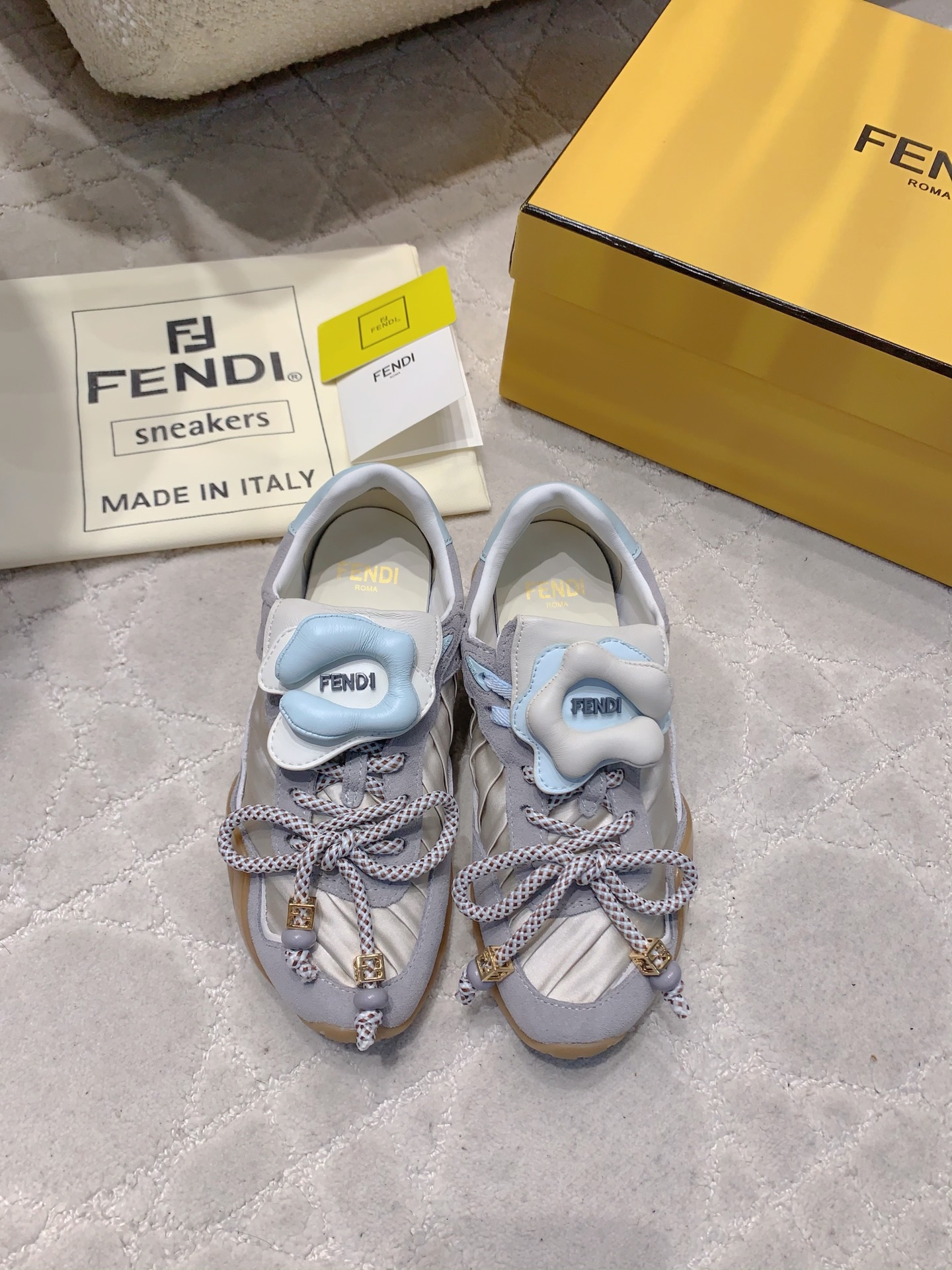 NO:788385,Fend*'s new moral training shoes are casual sports shoes. Stars are ecstatic if they are afraid of collision. The omelette shape of the tongue is so cute. The upper foot becomes sweet and cool in seconds. The detachable tongue is directly full of playability. It looks good with anything. The upper is calfskin spliced cloth. All hardware accessories are original. The lining is sheepskin. The original molded outsole.  Size 35-39 (40 customized), casual shoes/sports shoes, fendi, sneakers, cowhide, sheepskin19860909Fend*新款德训鞋休闲运动鞋 怕撞款星人狂喜 鞋舌煎蛋造型太可爱啦 上脚秒变甜酷元气少女 可拆卸鞋舌 可玩性直接拉满 神仙配色 搭什么都好看 鞋面小牛皮拼接布面 所有五金配件全部原版开 内里垫脚羊皮 原版开模大底 尺码35-39（40定做）,休闲鞋/运动鞋,fendi,sneakers,cowhide,sheepskin,Women's Shoes