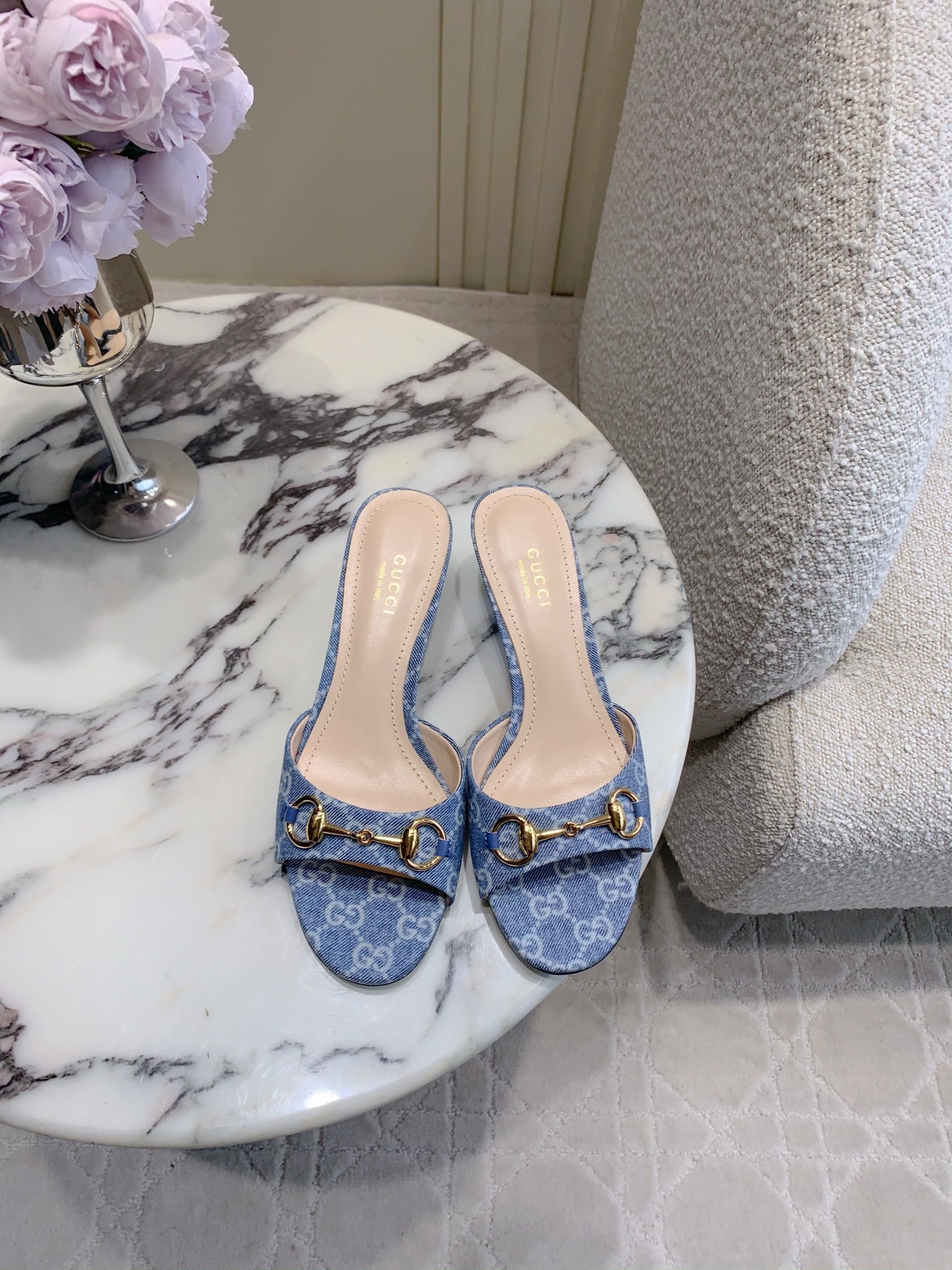 NO:789064,Gucc* new kitten heel sandals, classic horsebit decoration, versatile and durable, the upper leg will become longer in seconds, sheepskin/cloth upper, sheepskin lining, Italian genuine leather outsole, thick heel 4cm, size 35-39 (40 41 42 customized), high-heeled shoes, gucci, high heels, slippers, sheepskin, Leather soles19860909Gucc*新款小猫跟凉拖鞋 经典马衔扣装饰百搭耐看 上脚秒变大长腿 鞋面羊皮/布面 内里垫脚羊皮 意大利真皮大底 粗跟4cm 尺码35-39（40 41 42定做）,高跟鞋拖鞋,gucci,high heels,slippers,sheepskin,Leather soles,Women's Shoes