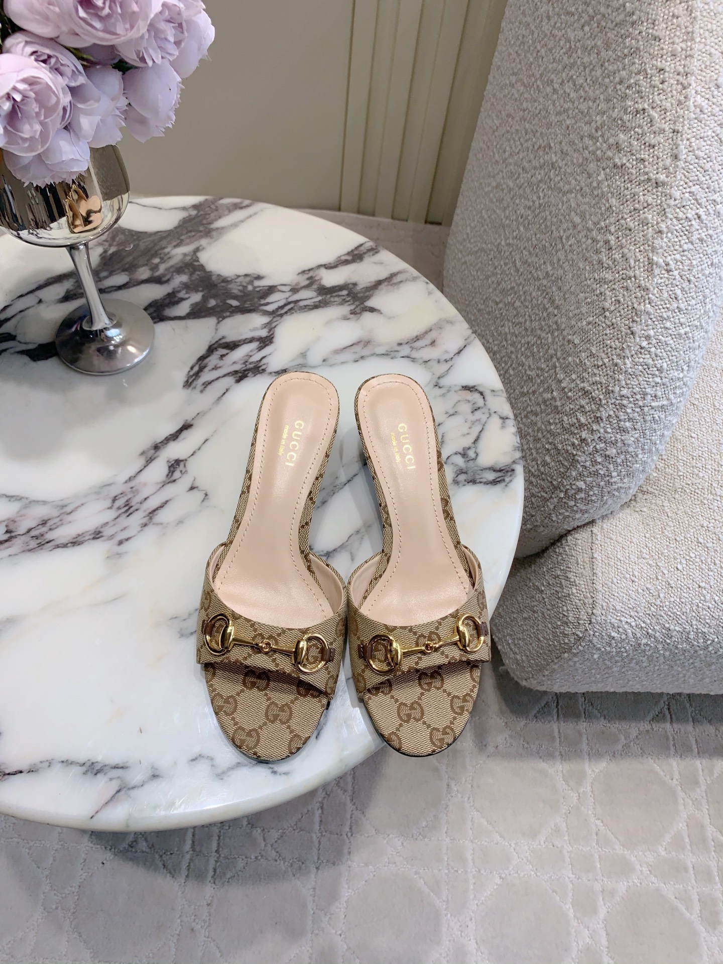 NO:789067,Gucc* new kitten heel sandals, classic horsebit decoration, versatile and durable, the upper leg will become longer in seconds, sheepskin/cloth upper, sheepskin lining, Italian genuine leather outsole, thick heel 4cm, size 35-39 (40 41 42 customized), high-heeled shoes, gucci, high heels, slippers, sheepskin, Leather soles19860909Gucc*新款小猫跟凉拖鞋 经典马衔扣装饰百搭耐看 上脚秒变大长腿 鞋面羊皮/布面 内里垫脚羊皮 意大利真皮大底 粗跟4cm 尺码35-39（40 41 42定做）,高跟鞋拖鞋,gucci,high heels,slippers,sheepskin,Leather soles,Women's Shoes