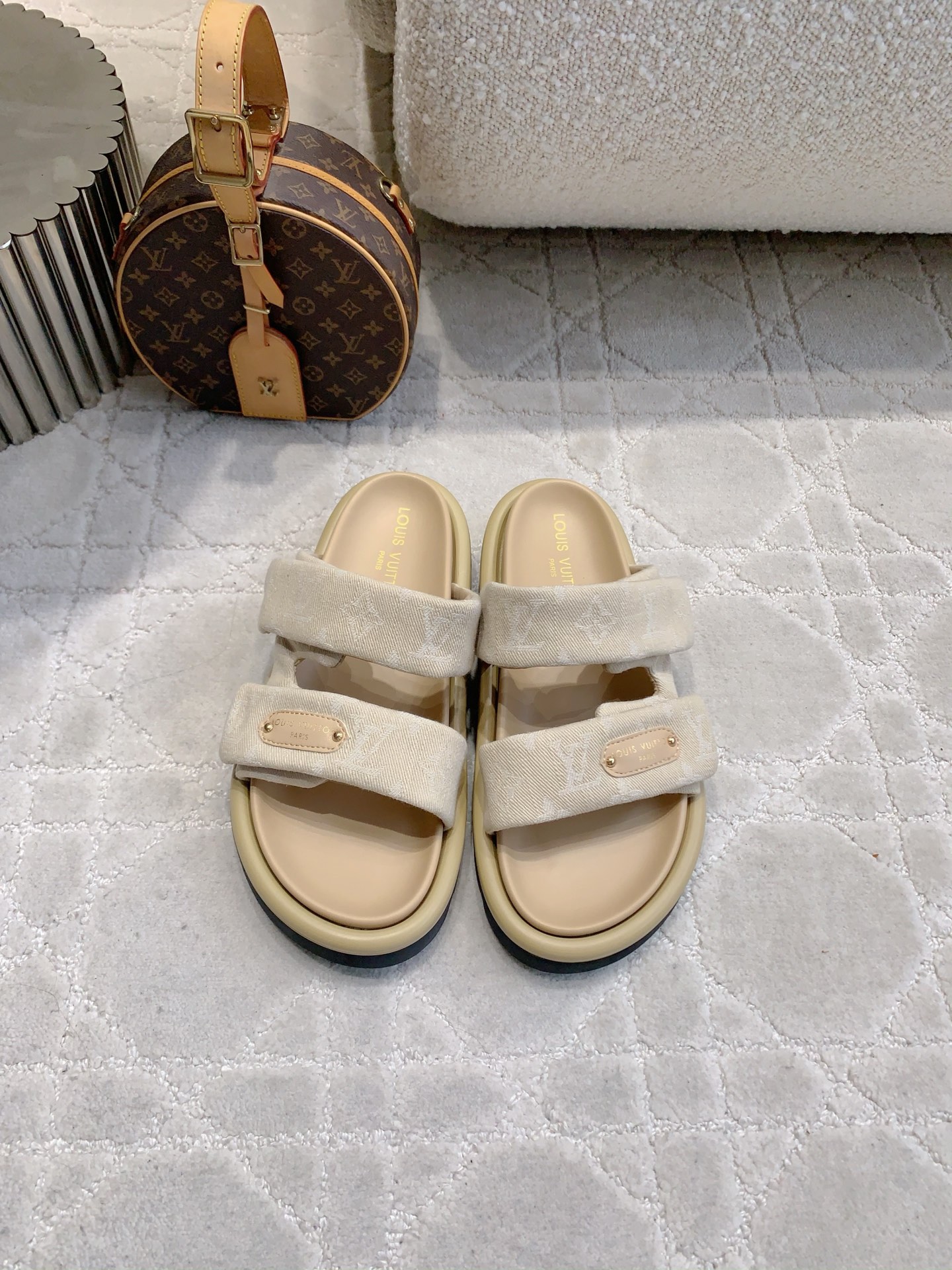 NO:788379,Louis vuitt* classic Velcro slippers, simple and comfortable, casual and versatile, size 35-39 (customized 40 41 42), slippers, louis vuitton, slippers19860909Louis vuitt*经典款魔术贴拖鞋 简约舒适 休闲百搭款  尺码35-39（40 41 42定做）,拖鞋,louis vuitton,slippers,Women's Shoes